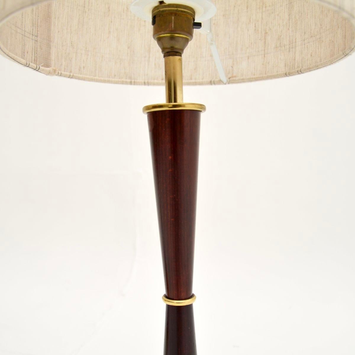 Paire de lampes de bureau vintage en bois et laiton Bon état - En vente à London, GB