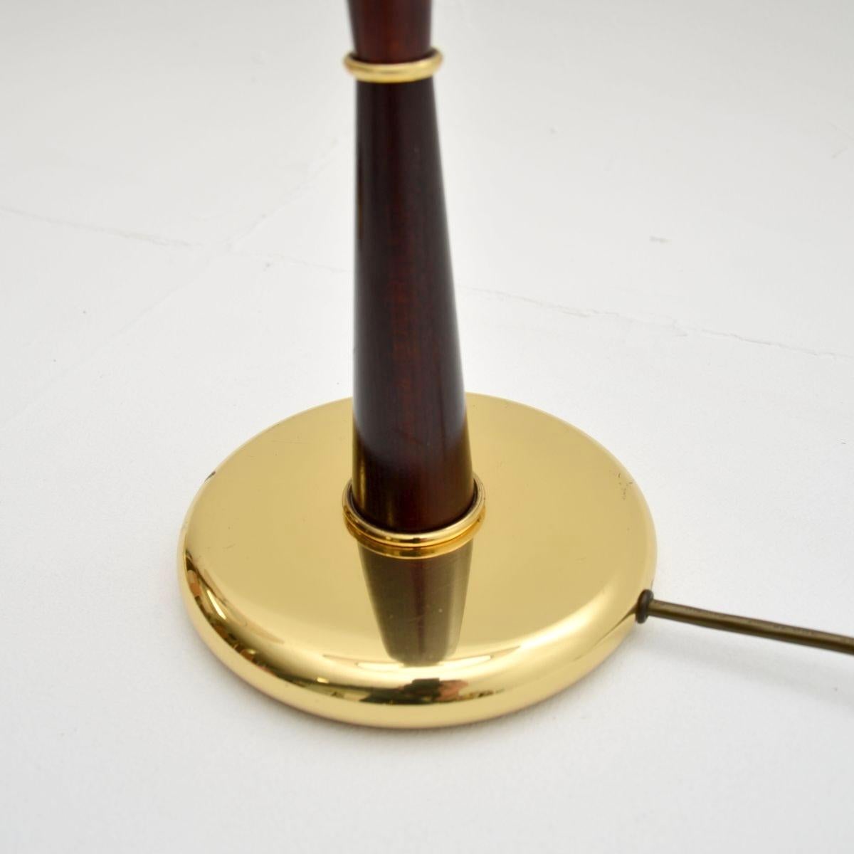 Laiton Paire de lampes de bureau vintage en bois et laiton en vente