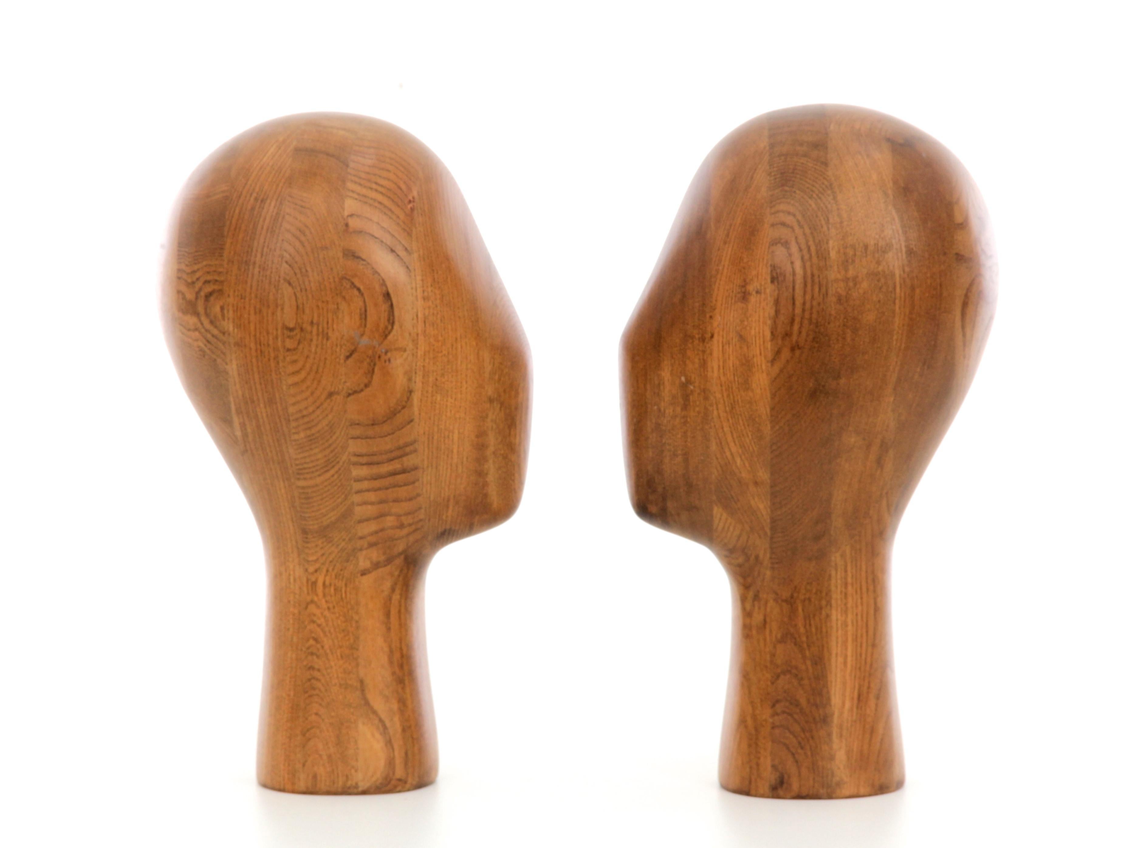 Paar Vintage-Holz-Mannequin-Kopf-Stücke (Skandinavische Moderne) im Angebot