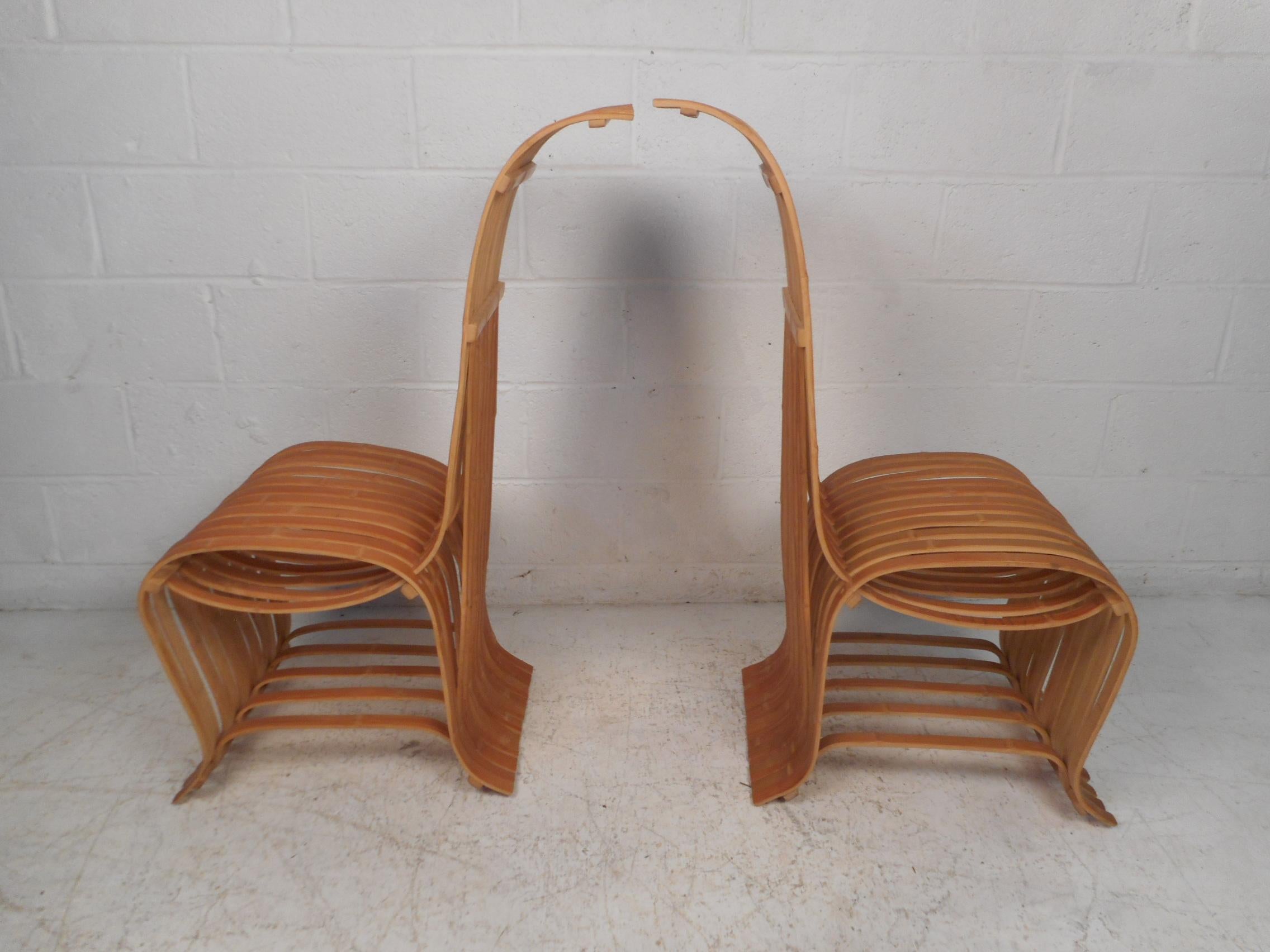 Moderne Paire de vieilles chaises à plateau en bois en vente
