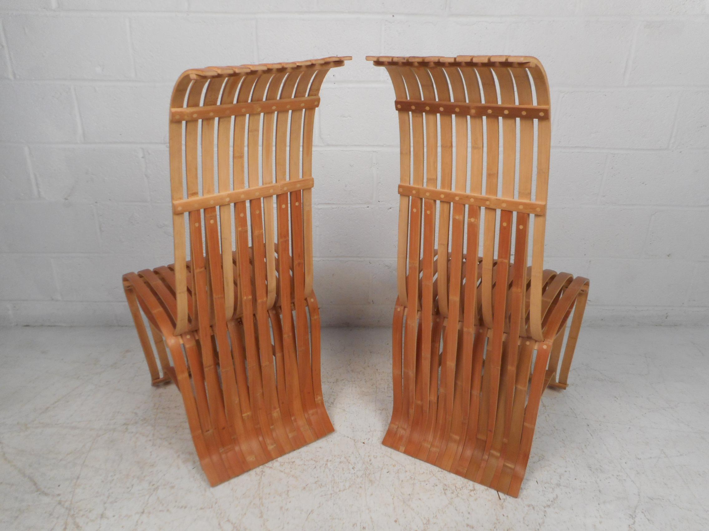 Paire de vieilles chaises à plateau en bois Bon état - En vente à Brooklyn, NY
