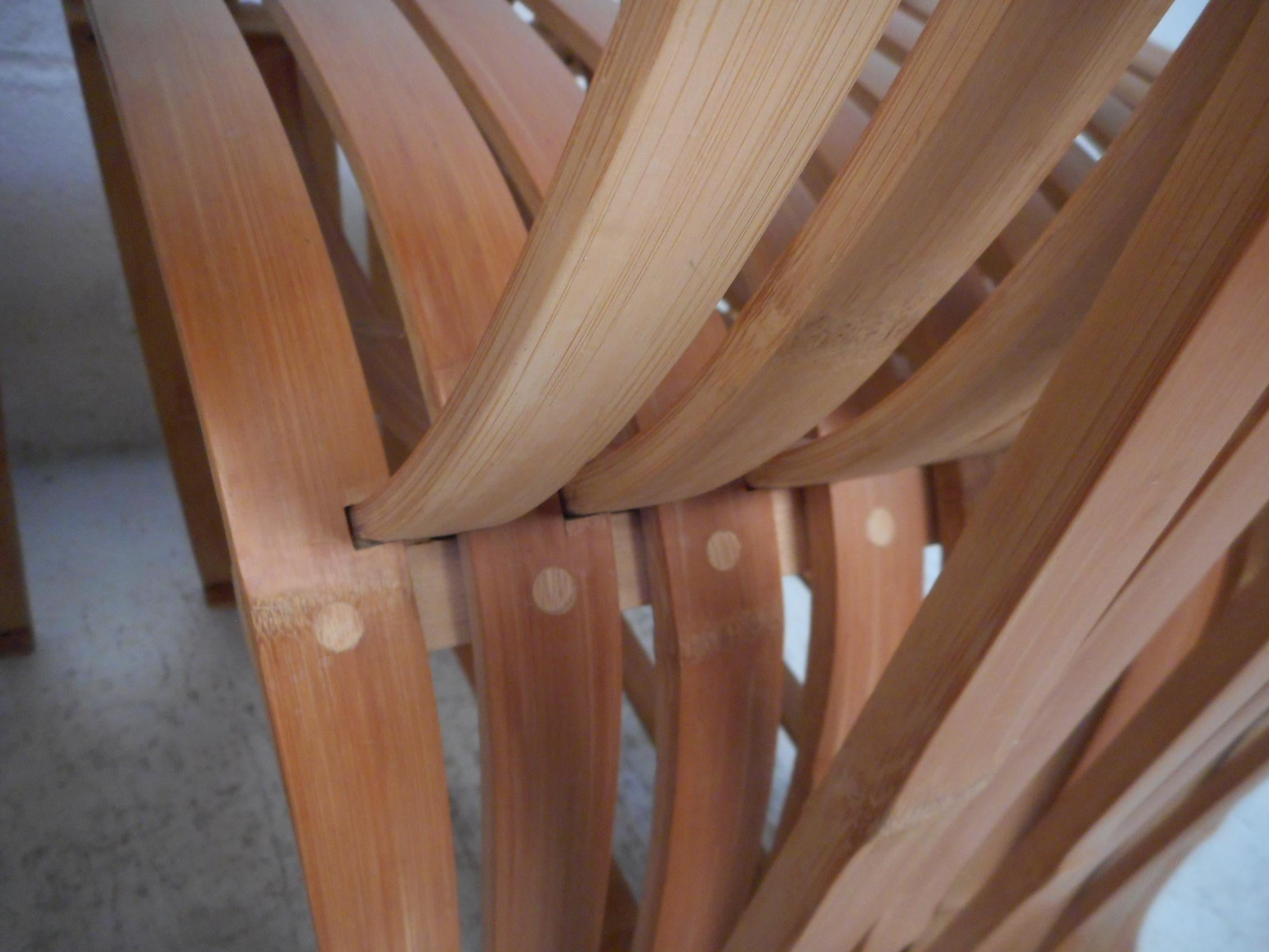 Paire de vieilles chaises à plateau en bois en vente 2