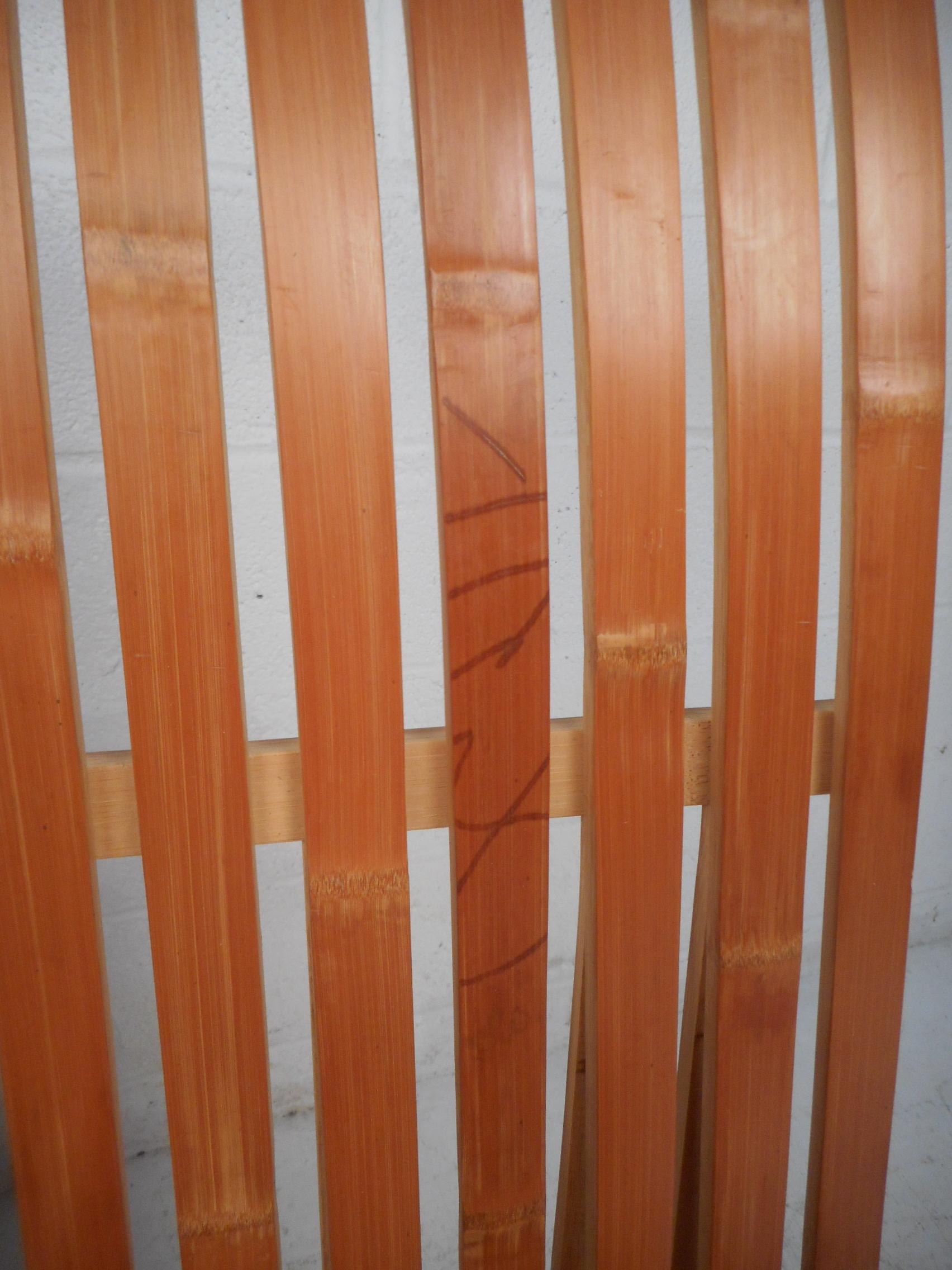 Paire de vieilles chaises à plateau en bois en vente 3