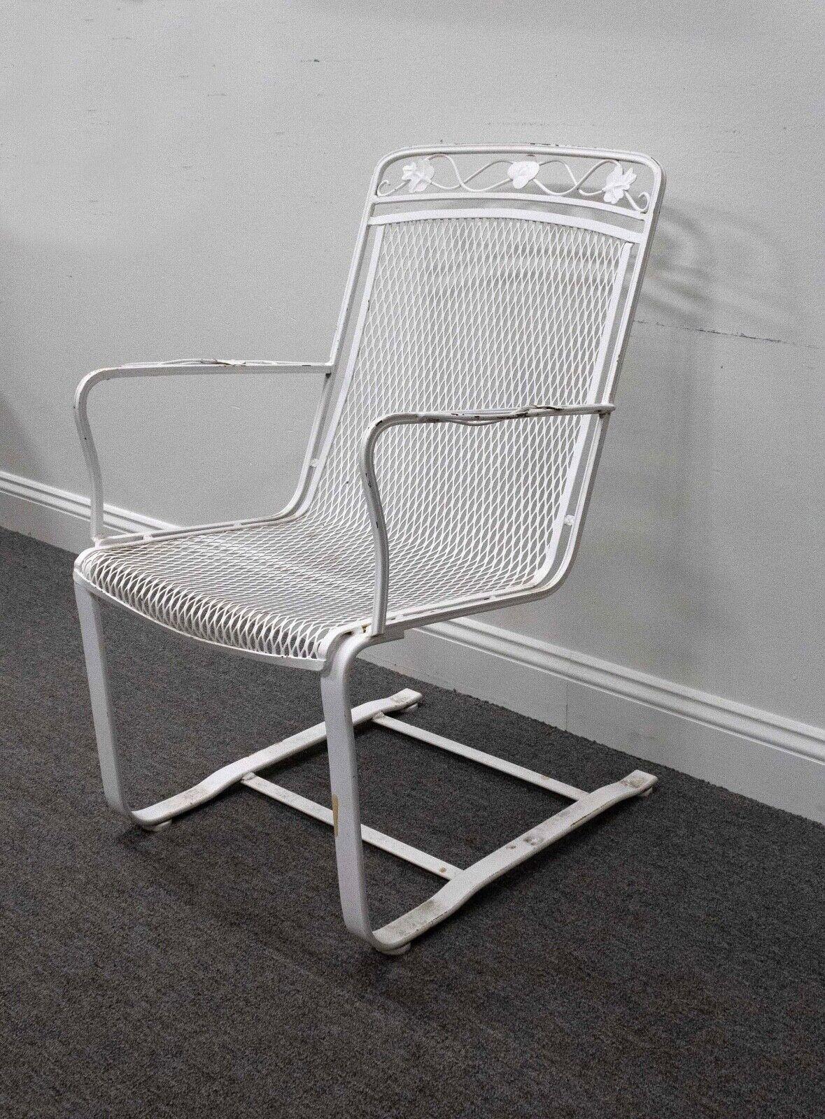 Cette paire de fauteuils à bascule Flex en fer forgé de Woodard Vintage exhale le charme intemporel du design moderne du milieu du siècle dernier. Fabriqués par Woodard, un nom renommé dans le domaine du mobilier en fer forgé, ces fauteuils à