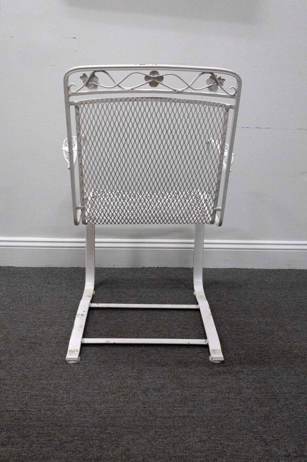 20ième siècle Paire de chaises à bascule extensible en fer forgé de Woodard, mi-siècle moderne en vente