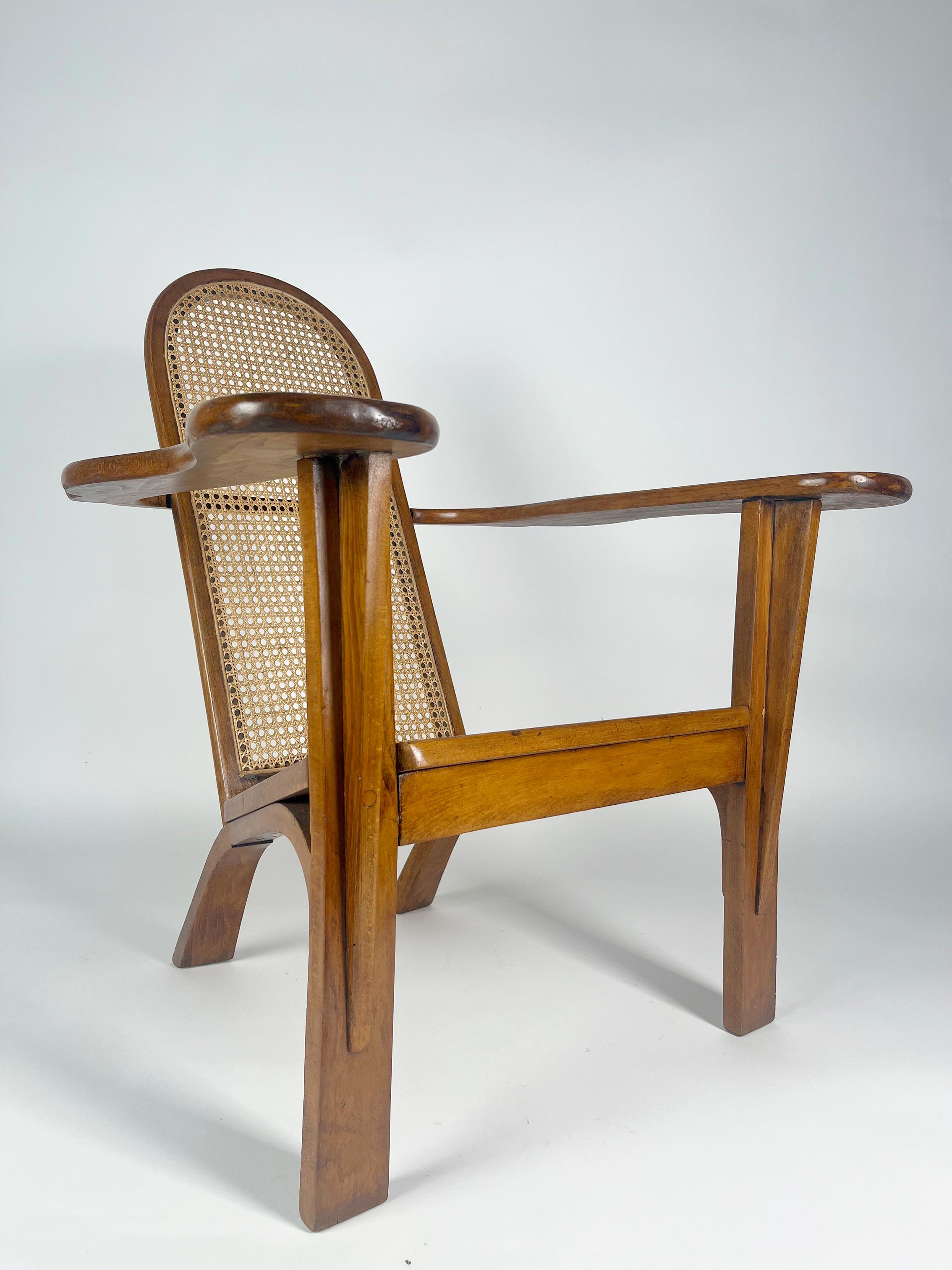 Paire de fauteuils vintage en bois avec détails en rotin, années 50 en vente 1