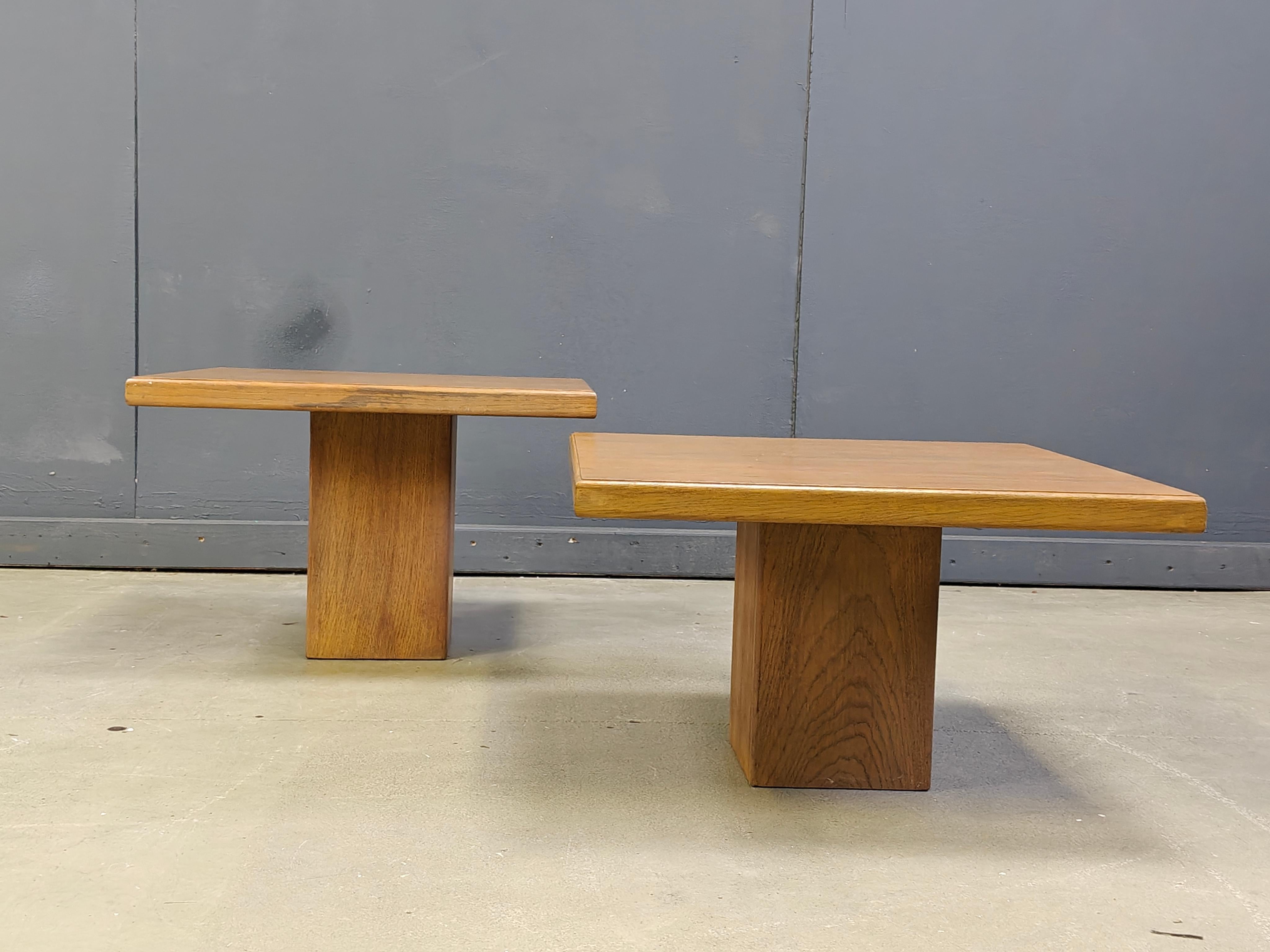 Minimalismo Coppia di tavolini da caffè o da salotto in legno vintage, anni '60 in vendita
