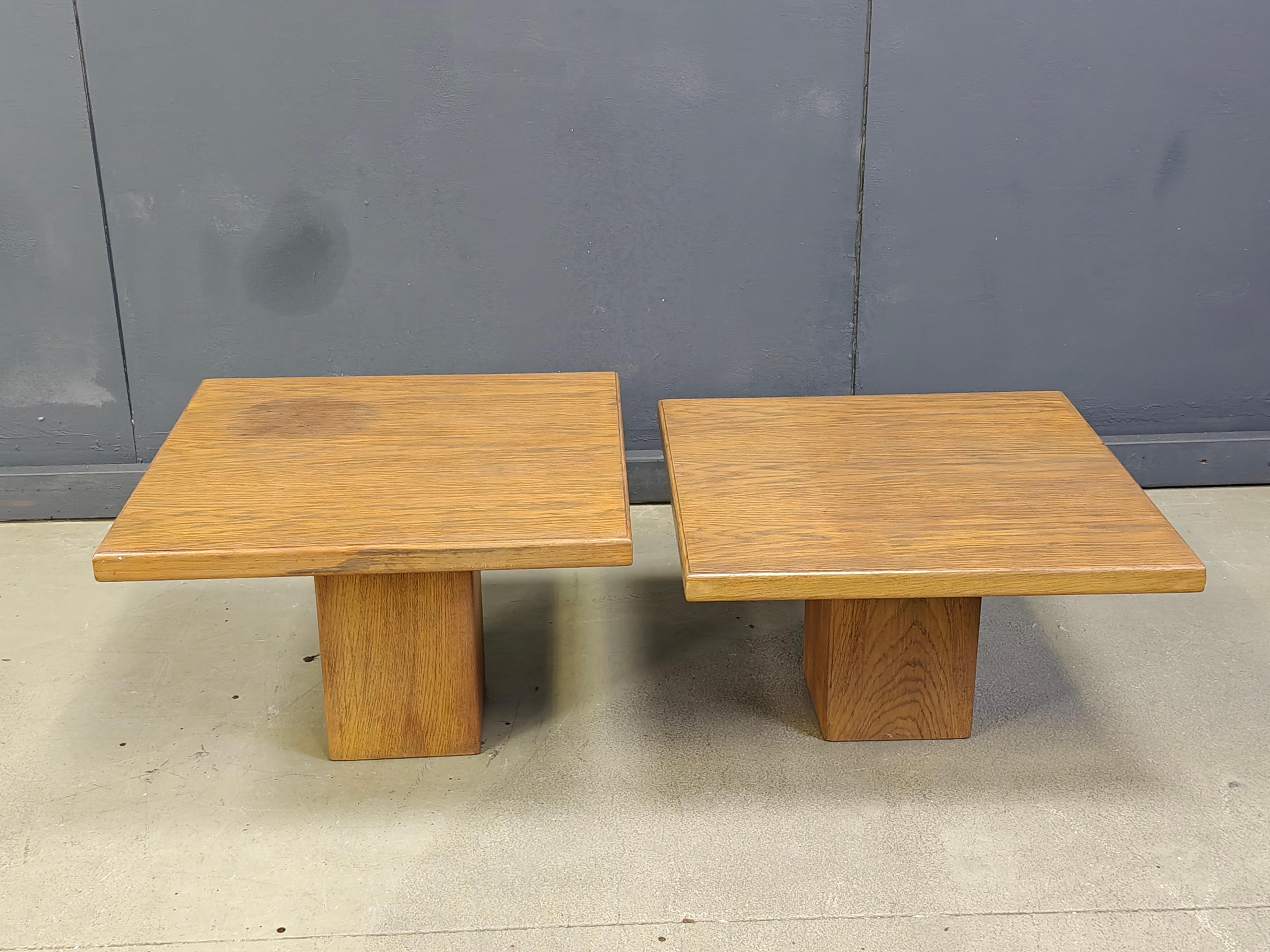 Metà XX secolo Coppia di tavolini da caffè o da salotto in legno vintage, anni '60 in vendita