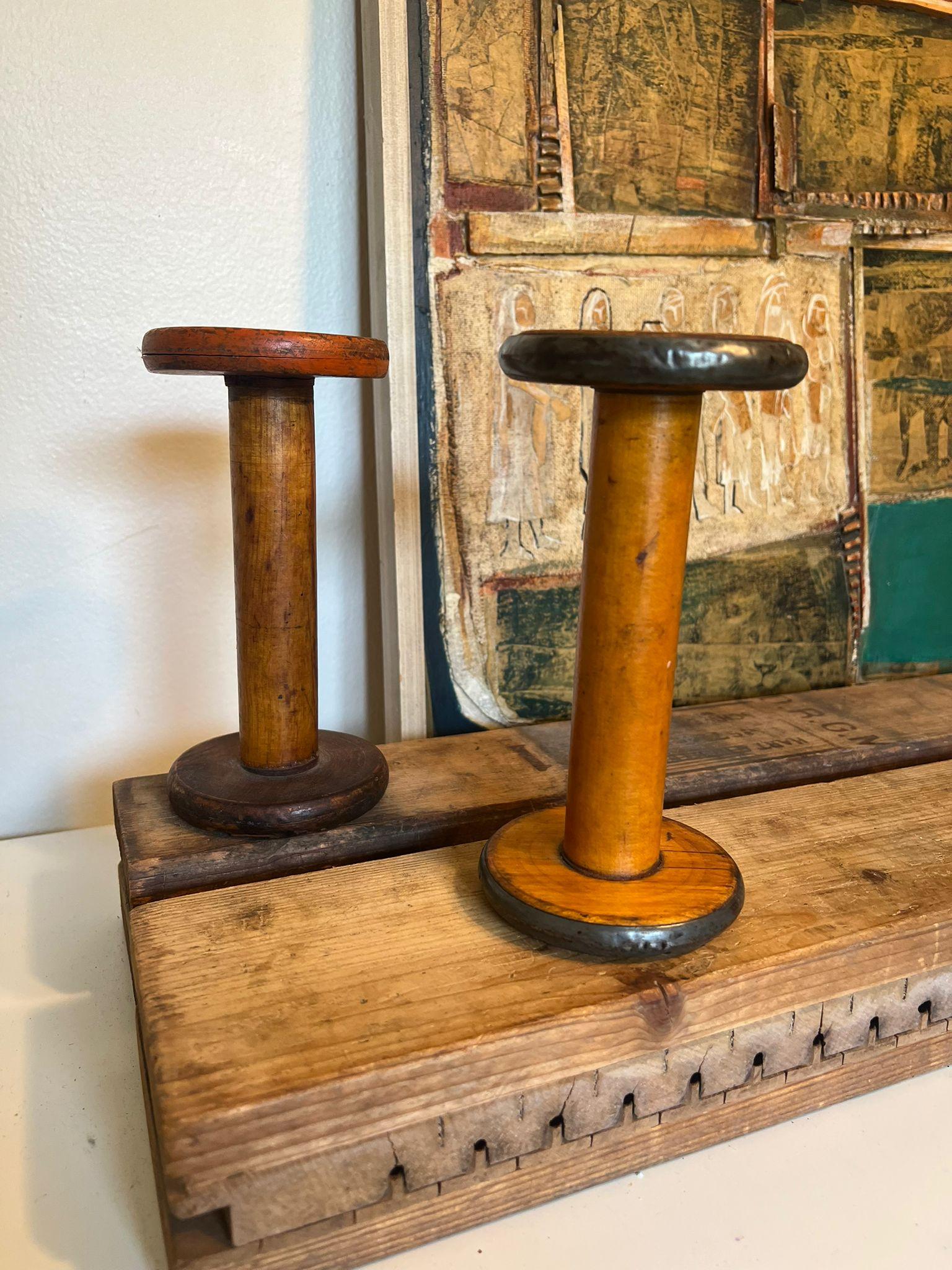 Venduti in coppia. Rocchetti tessili in legno vintage. Condizioni vintage come da foto. L'inserzione si riferisce solo all'articolo descritto. Box H6

Dimensioni: 3,5 