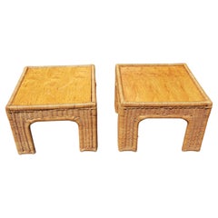 Pareja de mesas auxiliares vintage de mimbre tejido y tapa de madera de Thomasville
