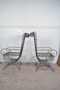 Paire de fauteuils à volutes vintage en fer forgé de style Régence fantaisiste et curules