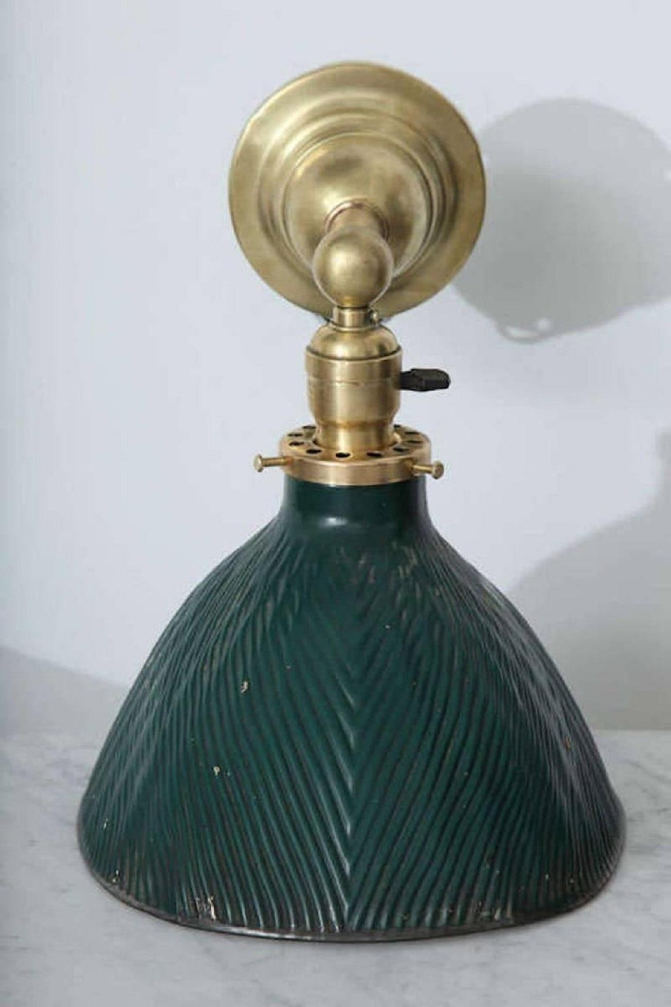 Paar Vintage-Wandlampen aus grünem Quecksilberglas und Messing mit X-Ray-Druck (Mitte des 20. Jahrhunderts) im Angebot