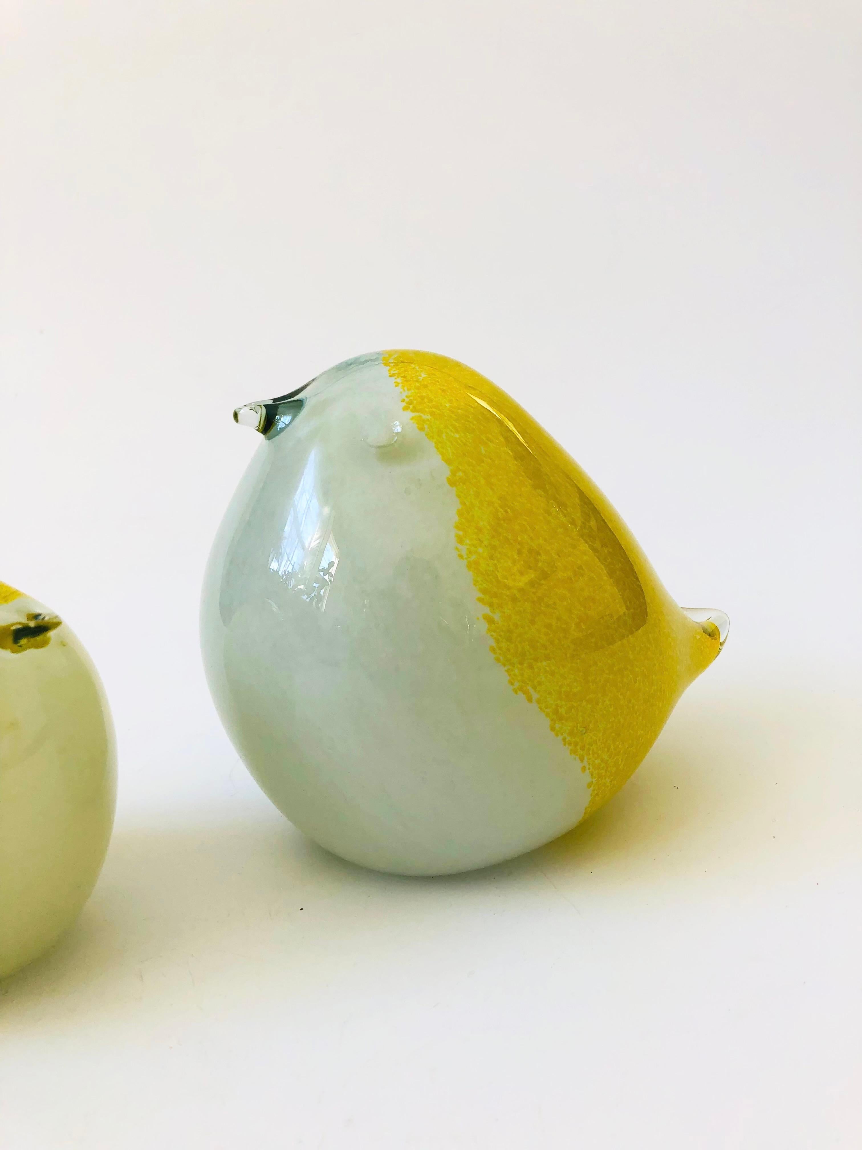 Pair of Vintage Yellow Art Glass Birds In Good Condition For Sale In Vallejo, CA