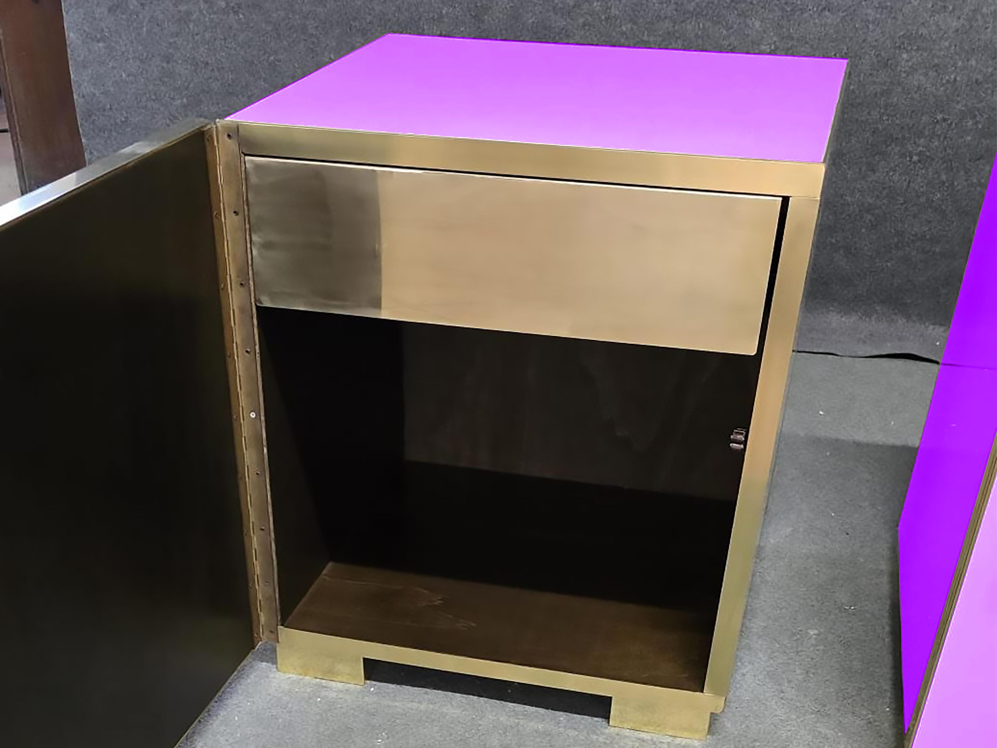 Art déco Pair of Violet Art Deco Nightstands with Murano Glass and Geometric Brass Detail en vente