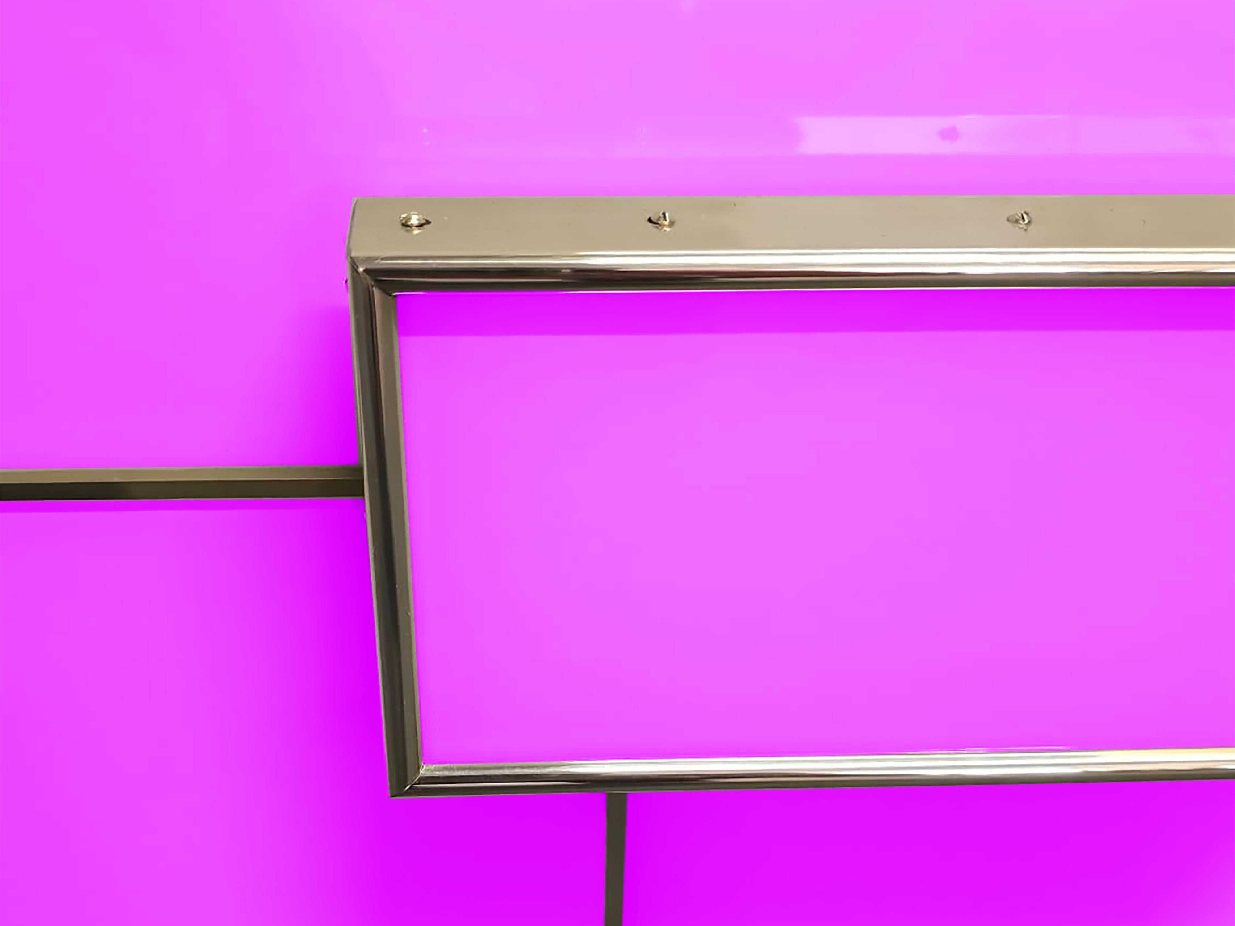 Sculpté à la main Pair of Violet Art Deco Nightstands with Murano Glass and Geometric Brass Detail en vente