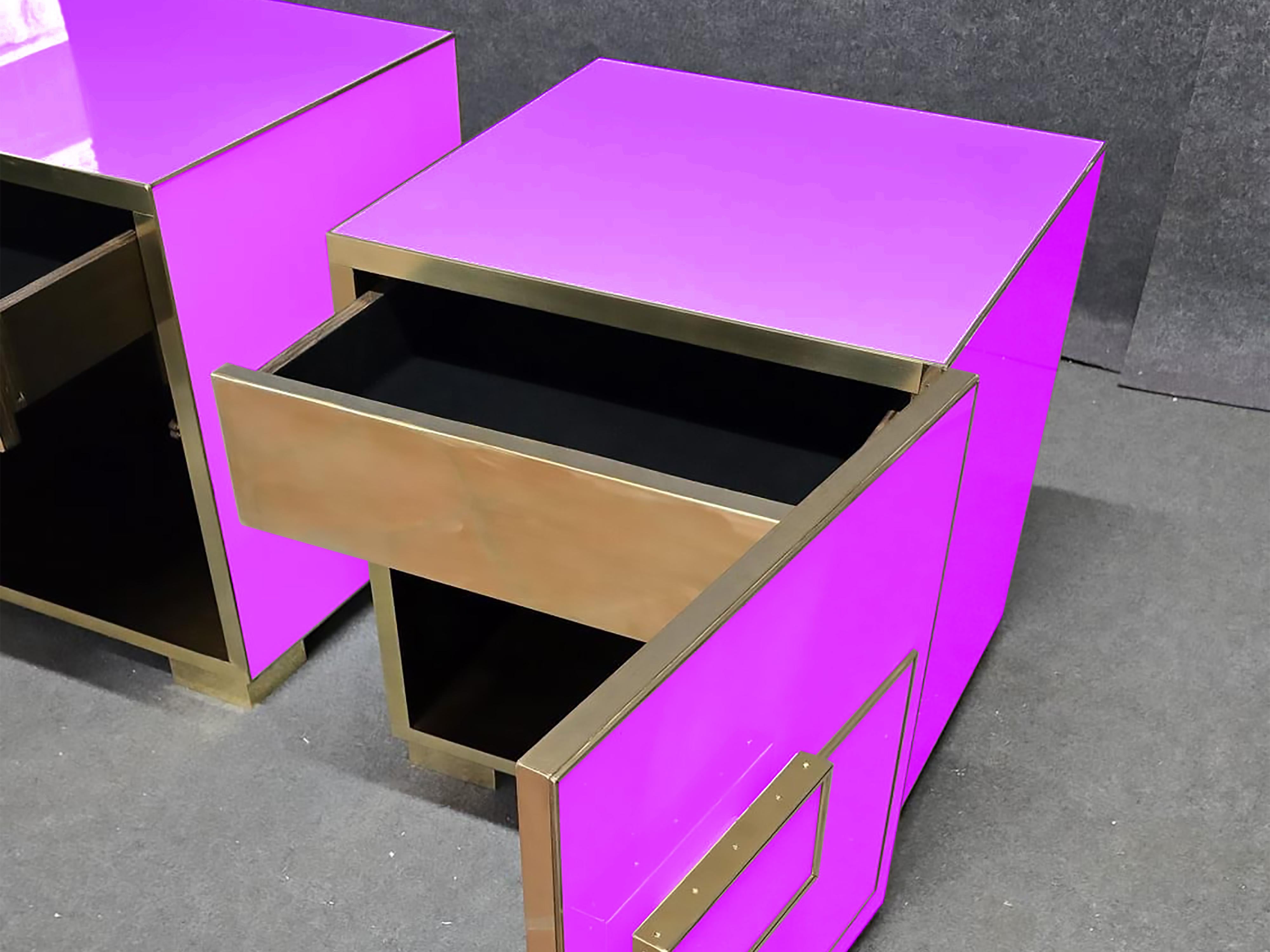 Pair of Violet Art Deco Nightstands with Murano Glass and Geometric Brass Detail Neuf - En vente à Guazzora, IT