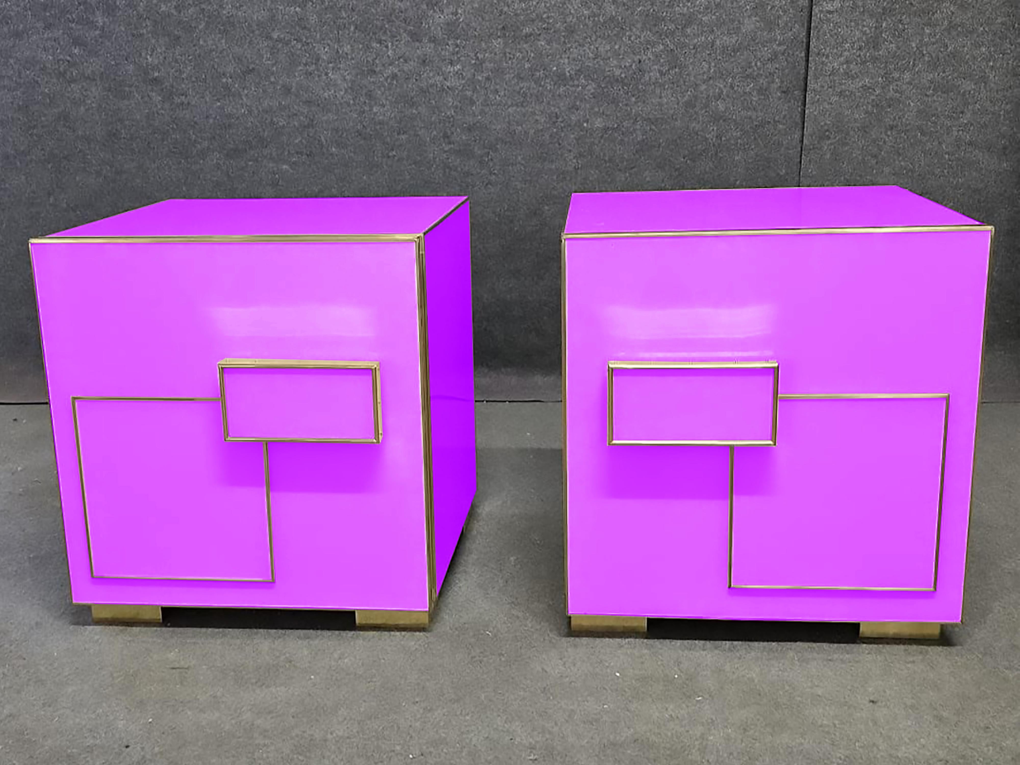 Contemporain Pair of Violet Art Deco Nightstands with Murano Glass and Geometric Brass Detail en vente