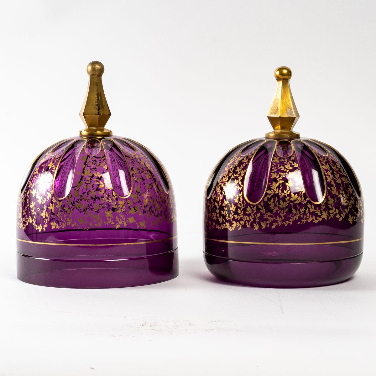 Pair of violet Bohemian crystal Bells, 19th century.
Pair of Bohemian crystal bells in purple with gold highlights, 19th century.
Measures: H: 26 cm, D: 19 cm
 