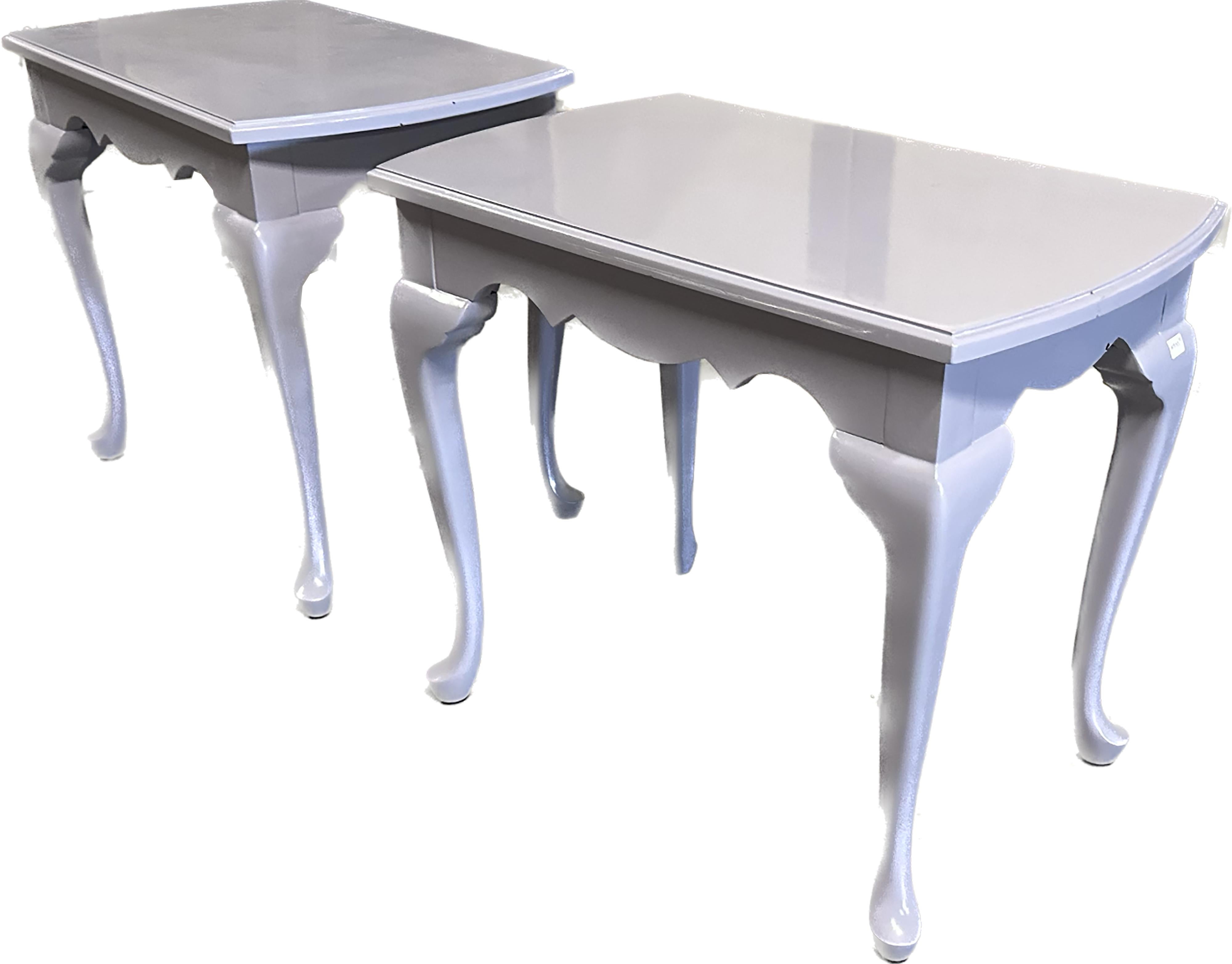 Un'affascinante coppia di tavolini dipinti in stile Queen Anne. Legno tornito dipinto con una lacca viola chiaro. La finitura lucida mette in risalto l'immacolata maestria della coppia. Piede a vanga e grembiule a forma di gamba cabriole.

Non ci