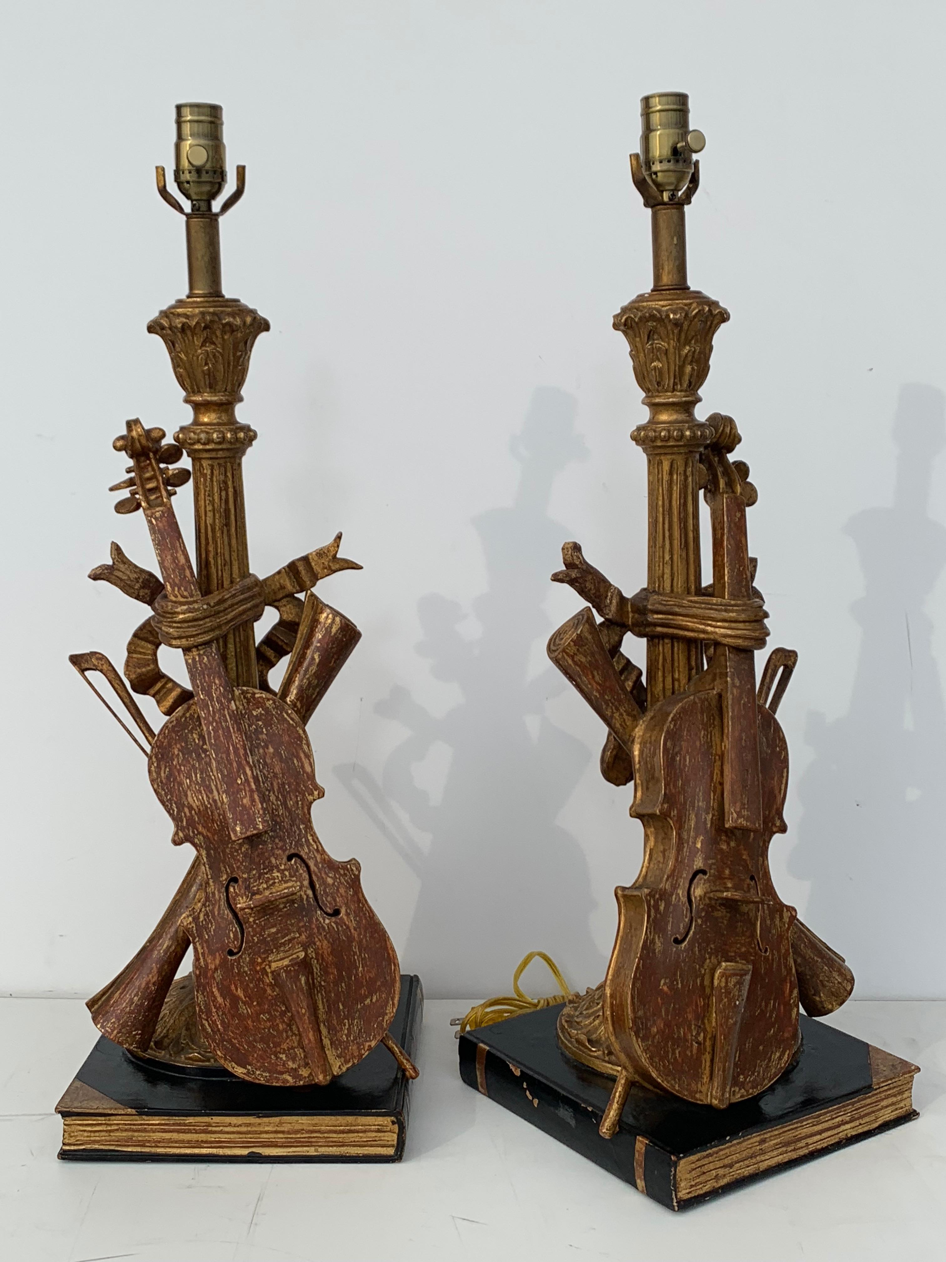 Lampes à motif musical, violon, archet et volutes, sculptées à la main de manière complexe et recouvertes de feuilles d'or 22 carats.
Câblé pour les États-Unis.