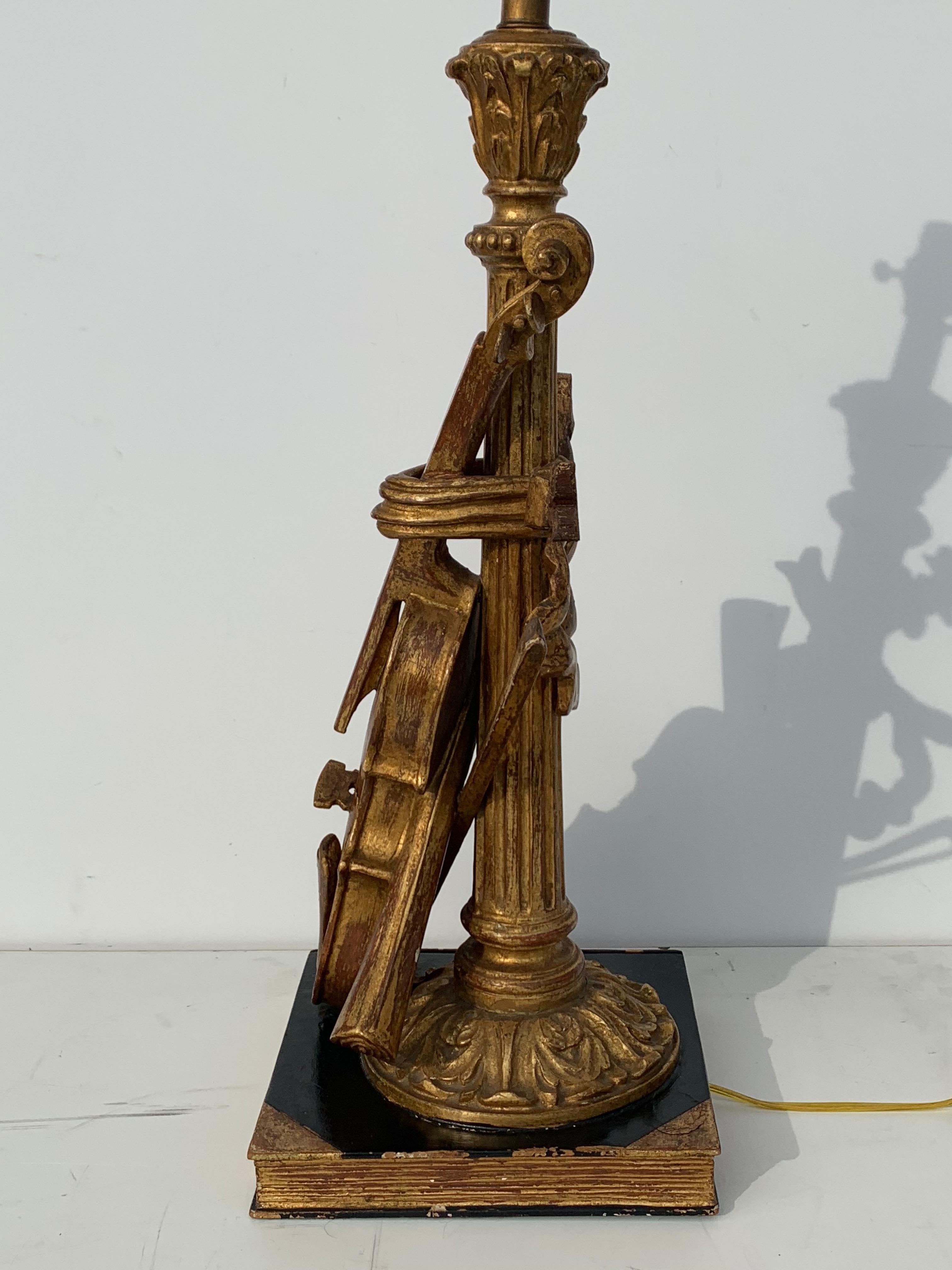 Paire de lampes de violon à feuilles d'or Bon état - En vente à North Hollywood, CA