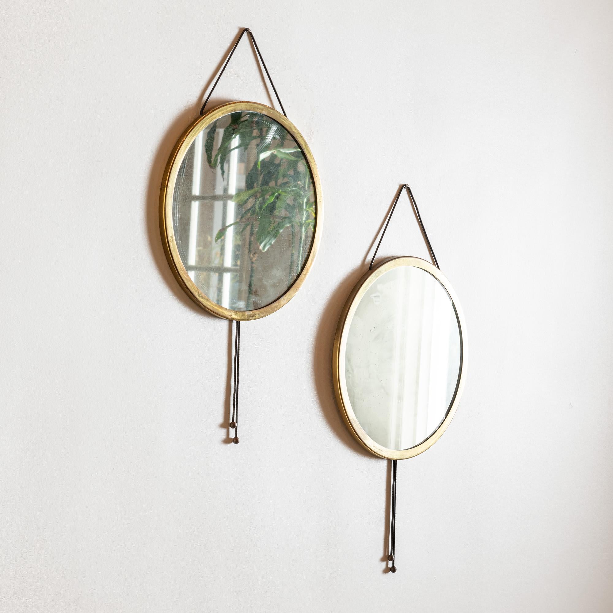 A pair of elegant mirrors by Corrado Corradi Dell' Acqua for Azucena in copper and brass, Italy, 1960s.

Mirror diameter is 17.75