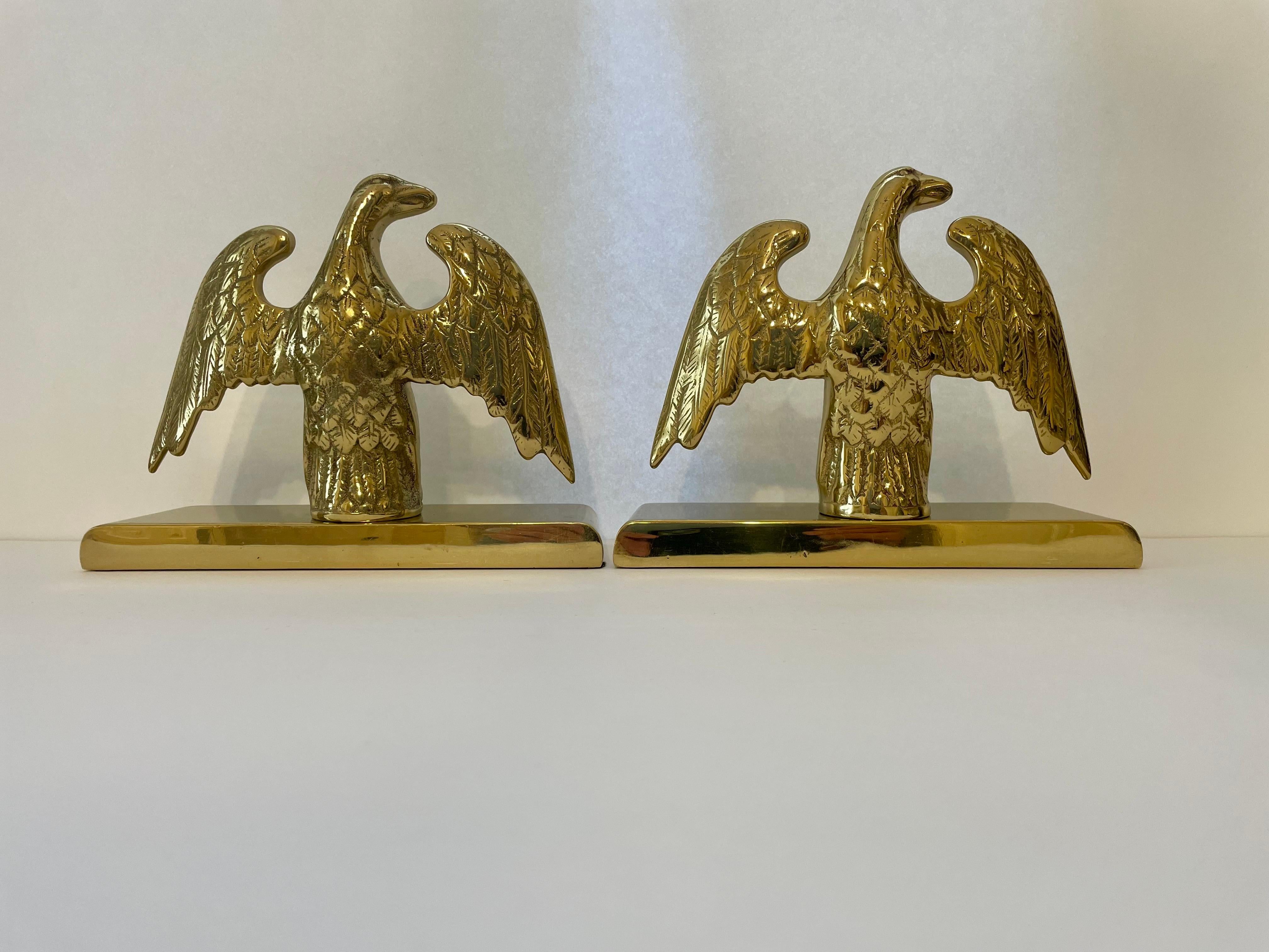 Nice set of high quality, heavy brass Virginia Metalcrafters Eagle bookends. Made in Waynesboro Virginia. Can hold large stack of books.  Has thin felt rounds on bottom of each to prevent scratching furniture. Great on a book shelf or desk. Nice