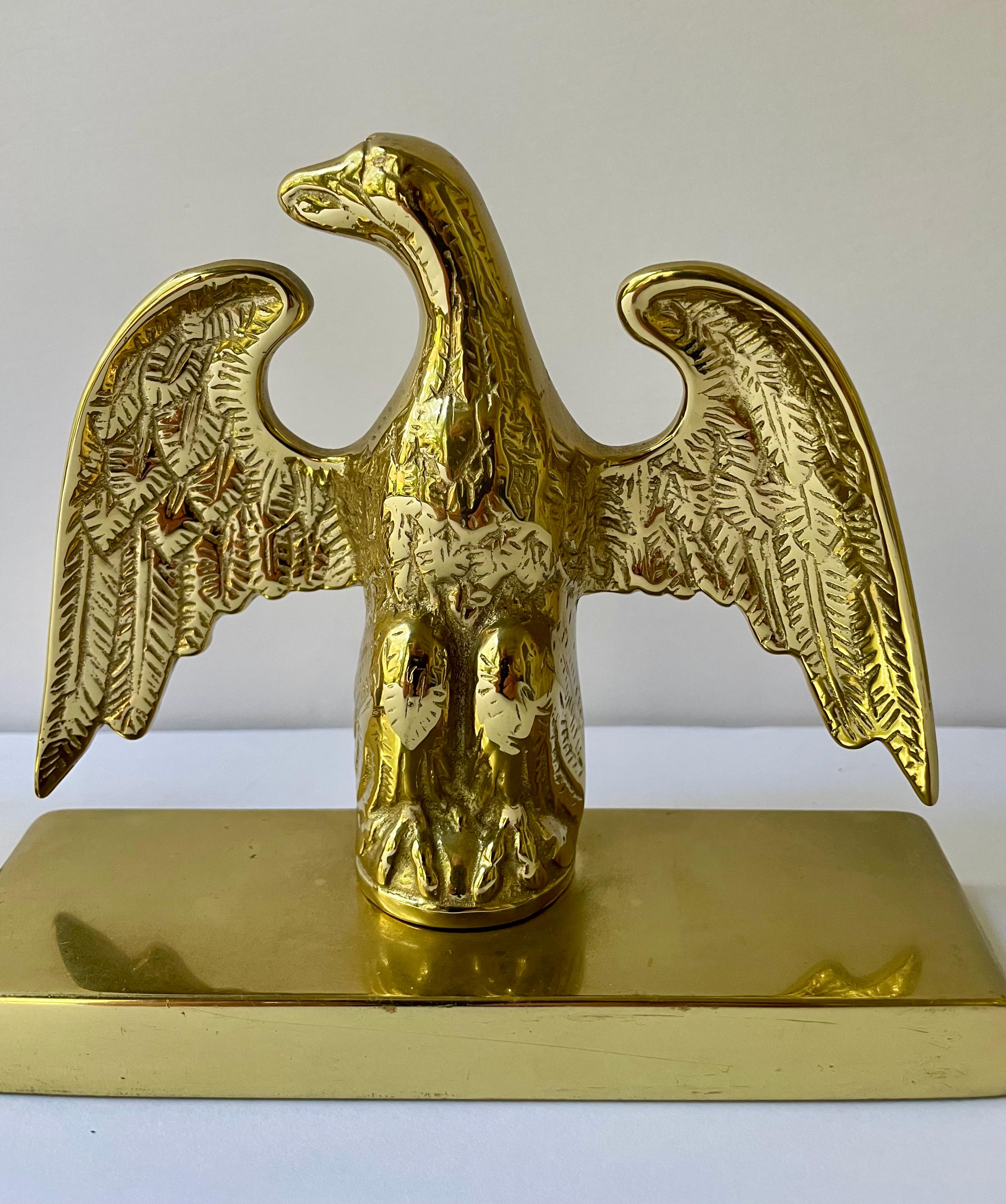Bonito juego de sujetalibros Águila de Virginia Metalcrafters de latón pesado y alta calidad. Fabricado en Waynesboro, Virginia. Puede contener una gran pila de libros.  Tiene redondeles finos de fieltro en la parte inferior de cada uno para evitar