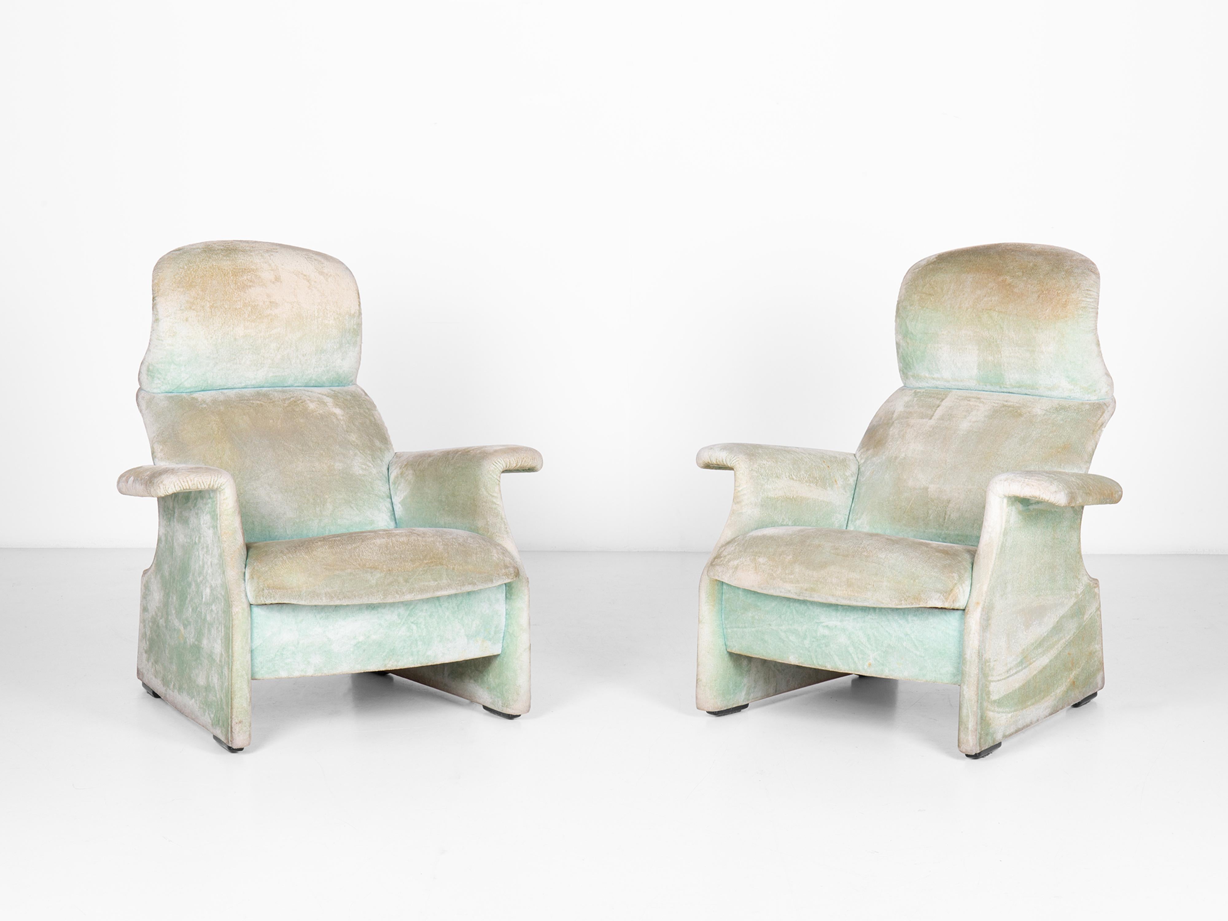 Italian Pair of Viscontea armchairs with original upholstery in velvet, 1987 For Sale