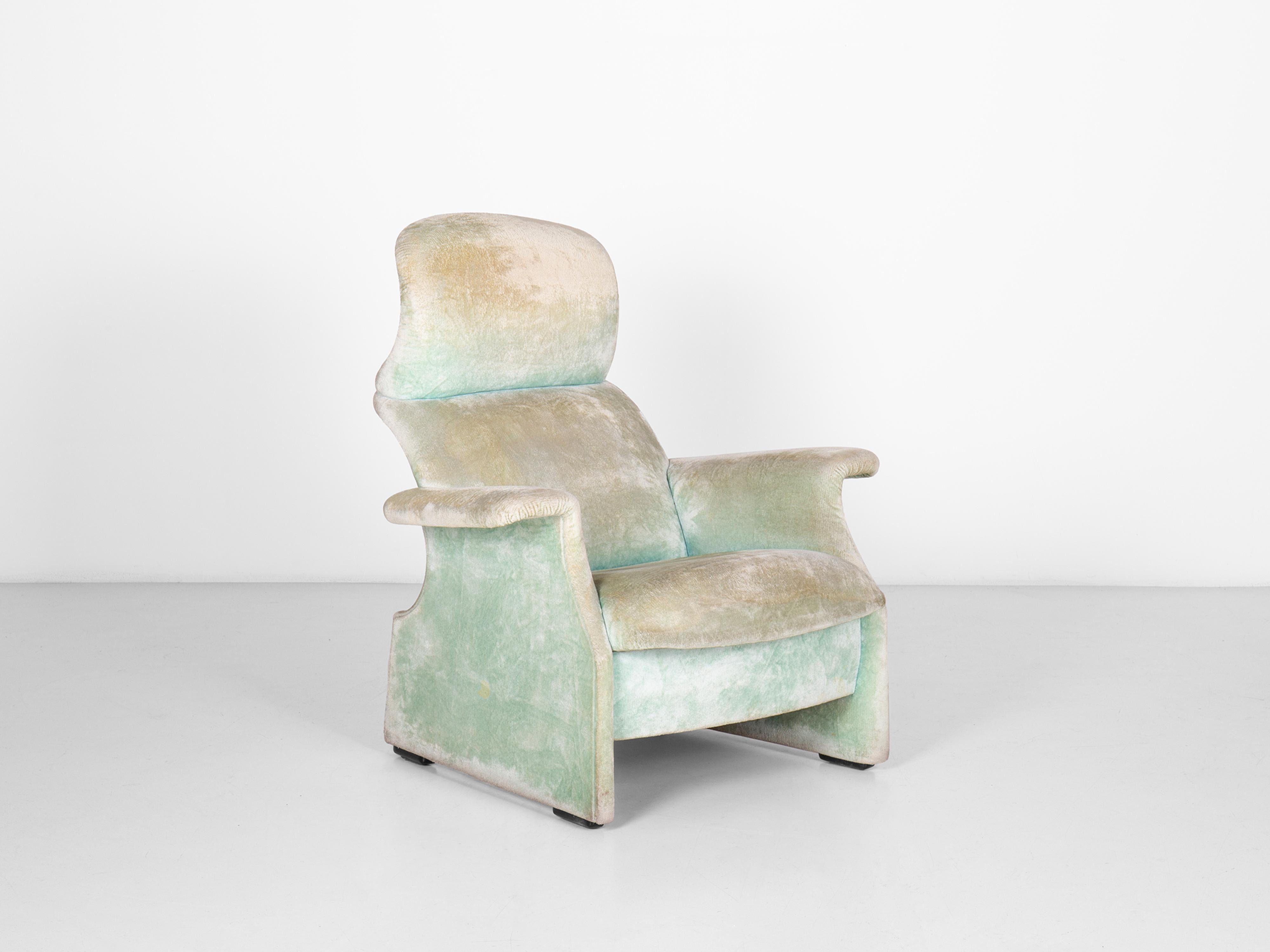 Late 20th Century Pair of Viscontea armchairs with original upholstery in velvet, 1987 For Sale