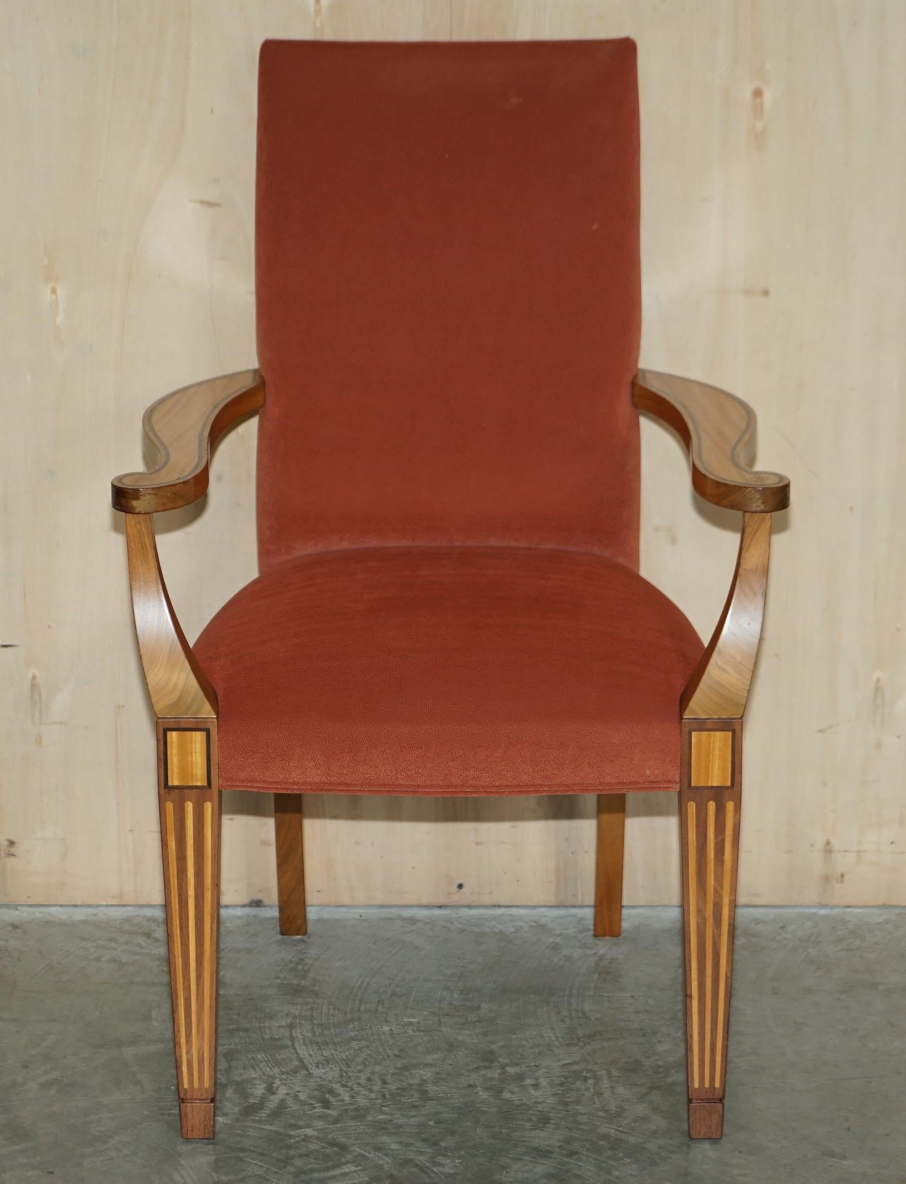 Country Coppia di poltrone occasionali in legno satinato e noce intagliato di David Linley in vendita