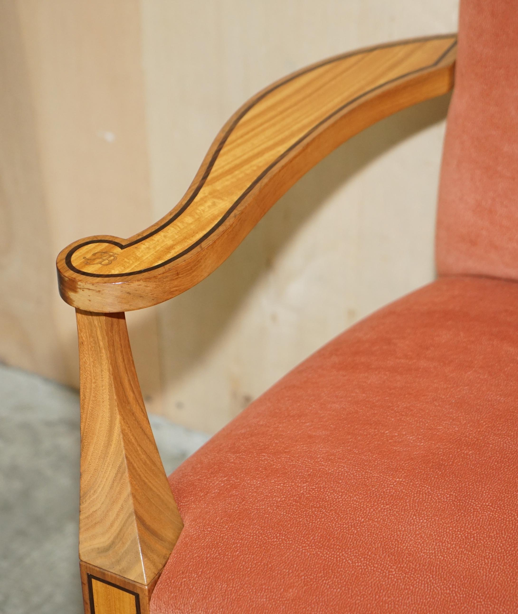 XX secolo Coppia di poltrone occasionali in legno satinato e noce intagliato di David Linley in vendita