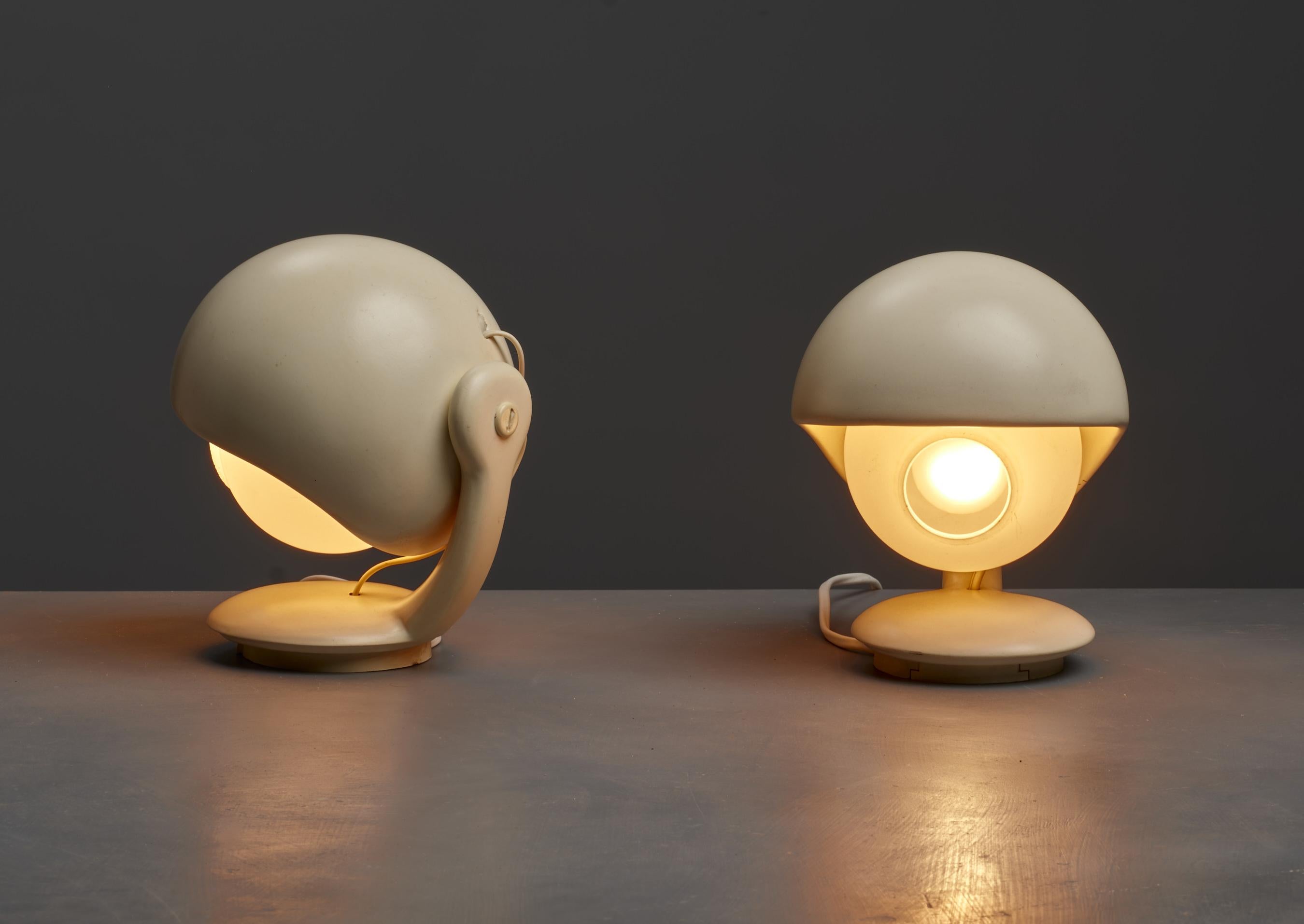 Mid-Century Modern Paire de lampes de bureau de forme Visor avec diffuseurs en verre opalin, années 1960 en vente
