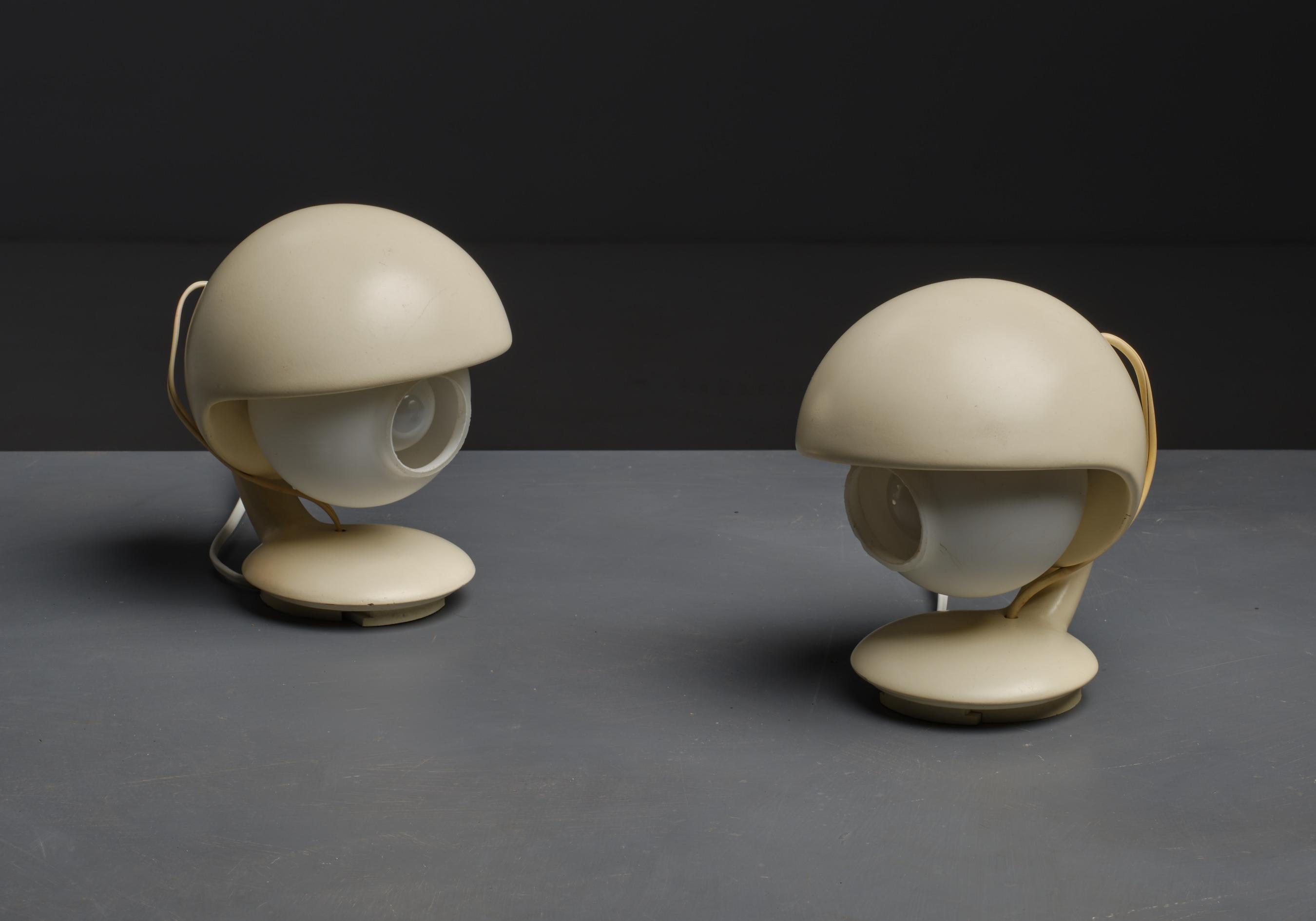 Européen Paire de lampes de bureau de forme Visor avec diffuseurs en verre opalin, années 1960 en vente