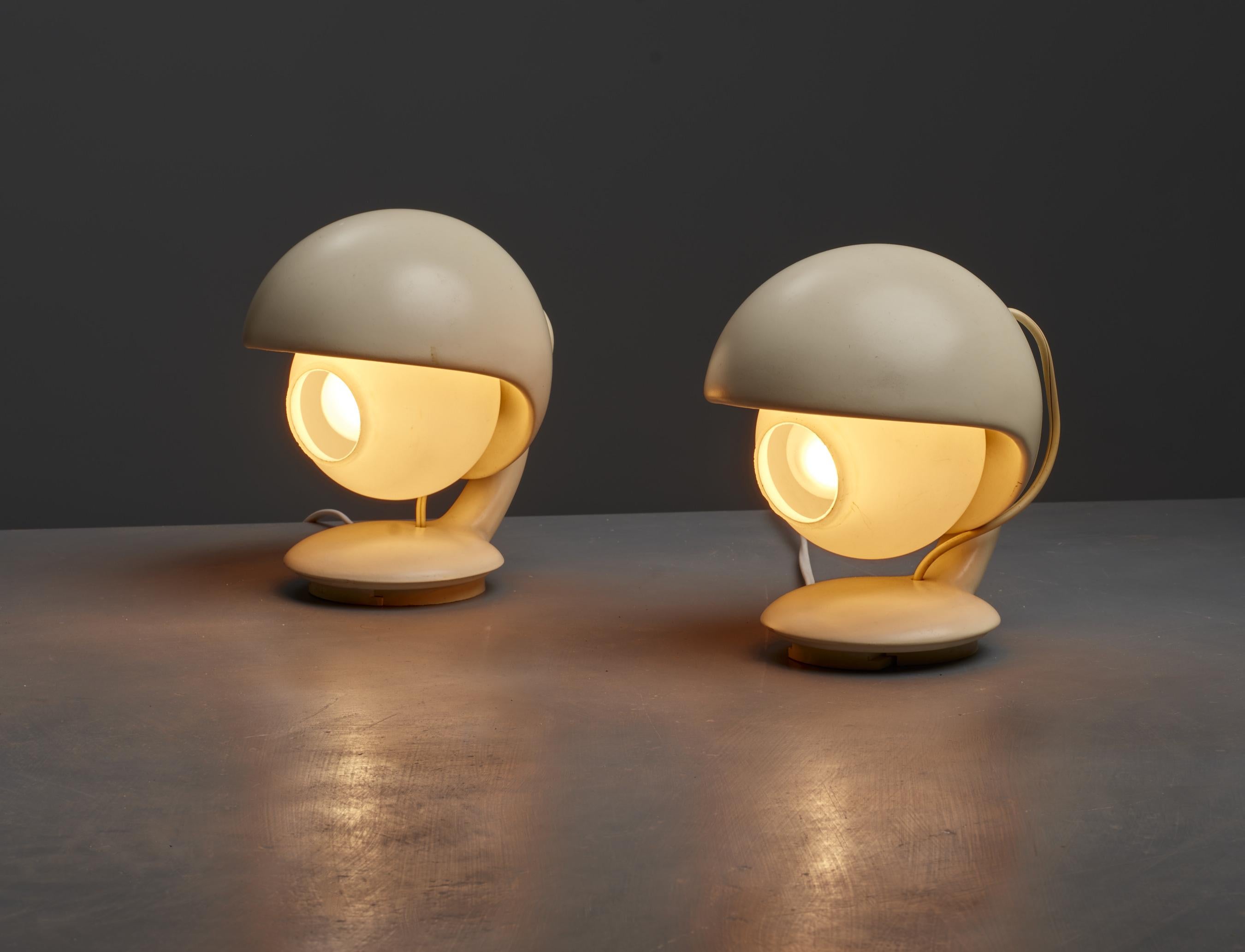 Milieu du XXe siècle Paire de lampes de bureau de forme Visor avec diffuseurs en verre opalin, années 1960 en vente