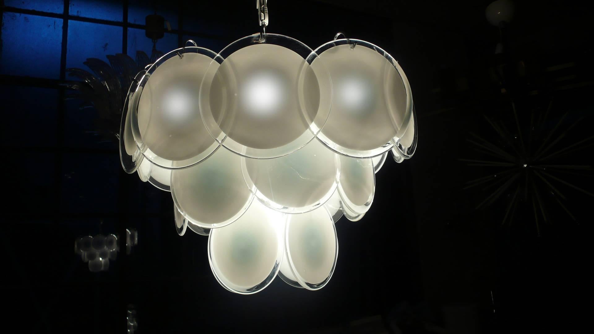 Mid-Century moderno Coppia di lampadari Vistosi a disco di Murano, anni '70 in vendita