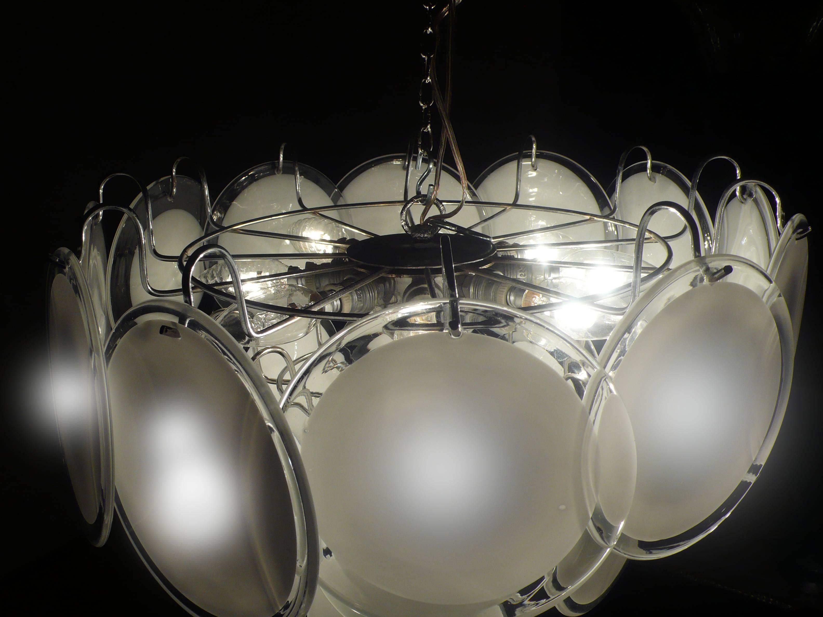 Italiano Coppia di lampadari Vistosi a disco di Murano, anni '70 in vendita