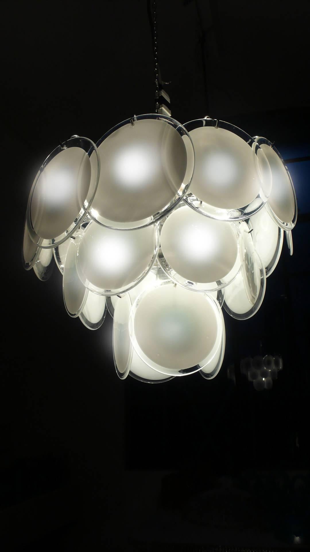 Coppia di lampadari Vistosi a disco di Murano, anni '70 In condizioni ottime in vendita a Rome, IT