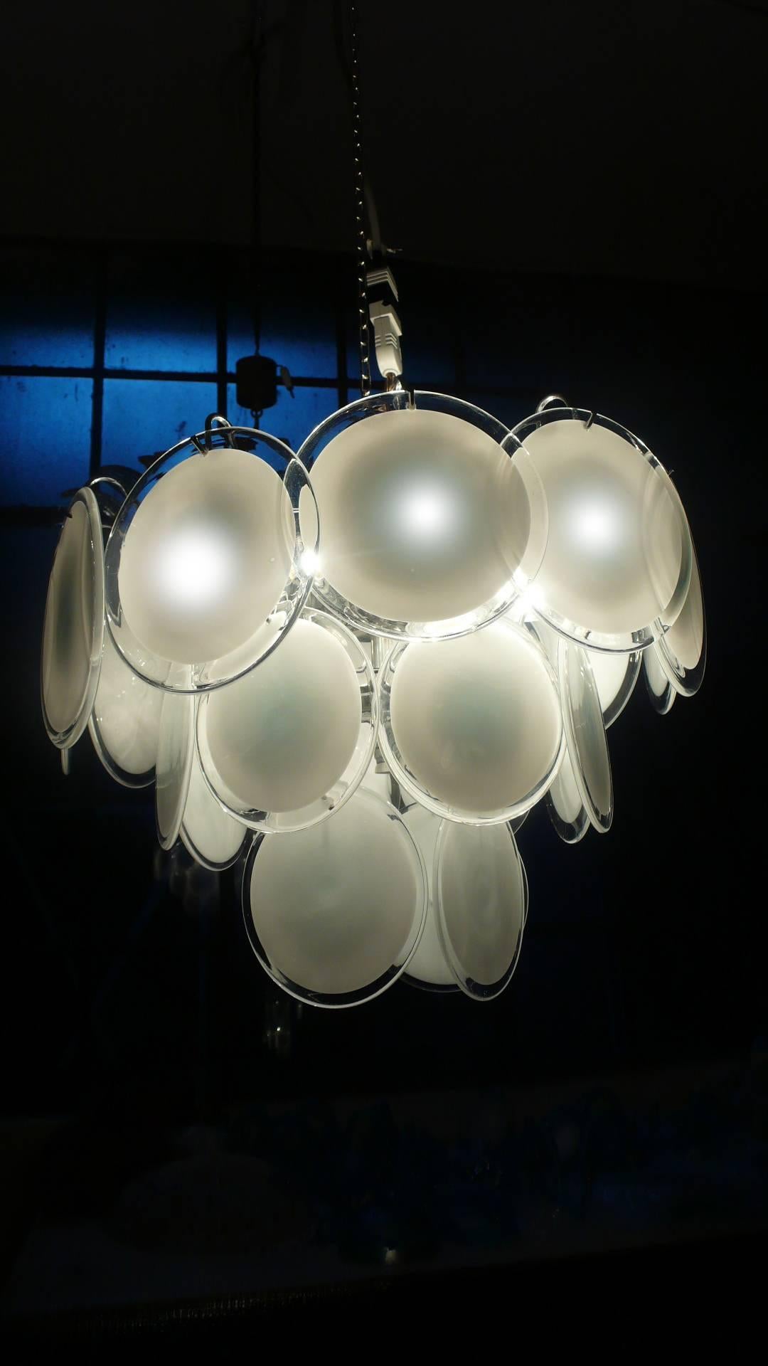 Coppia di lampadari Vistosi a disco di Murano, anni '70 in vendita 2