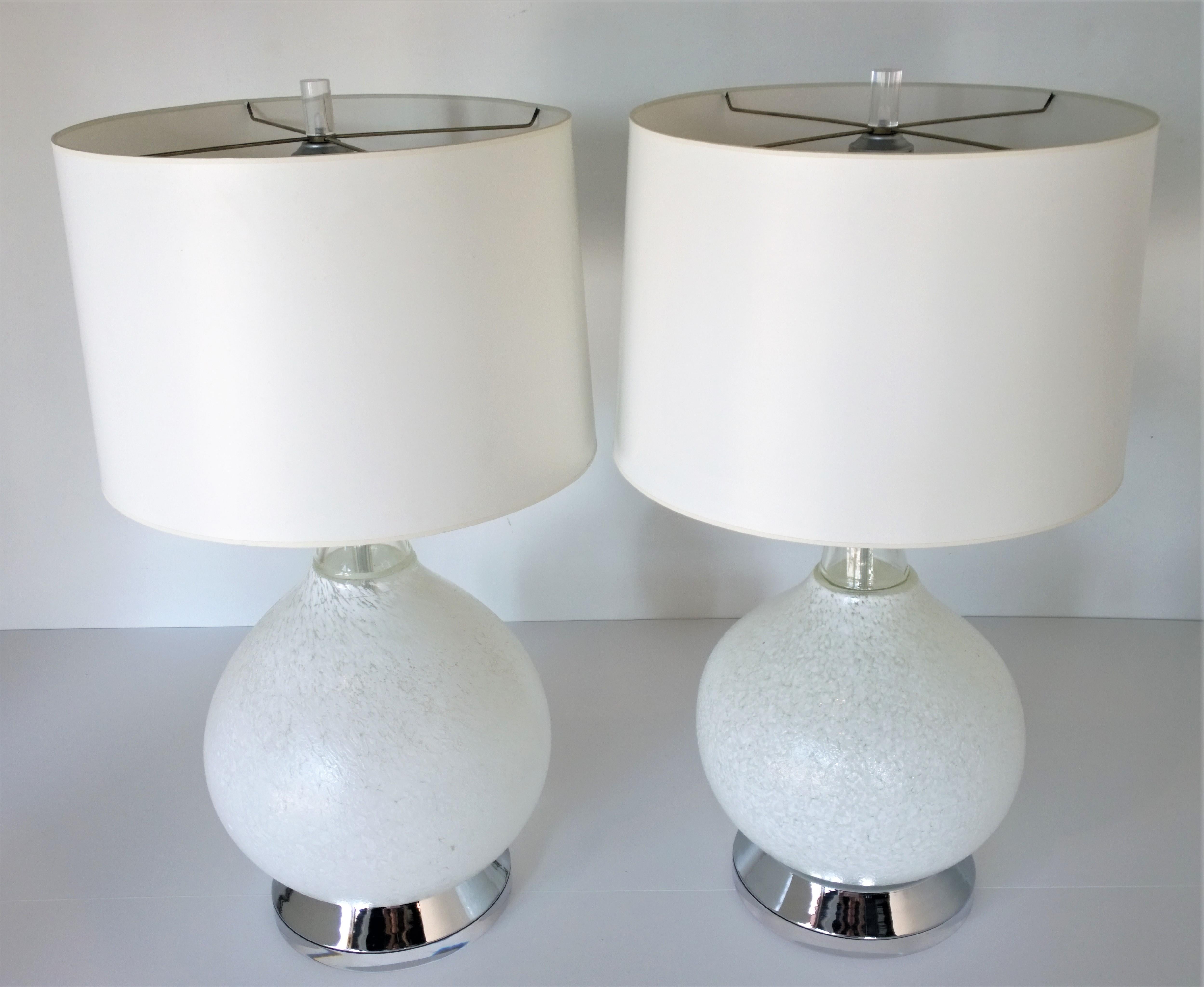 Mid-Century Modern Vistosi White Textured Murano Glass with Chrome & Lucite Base Table Lamps, Pair For Sale