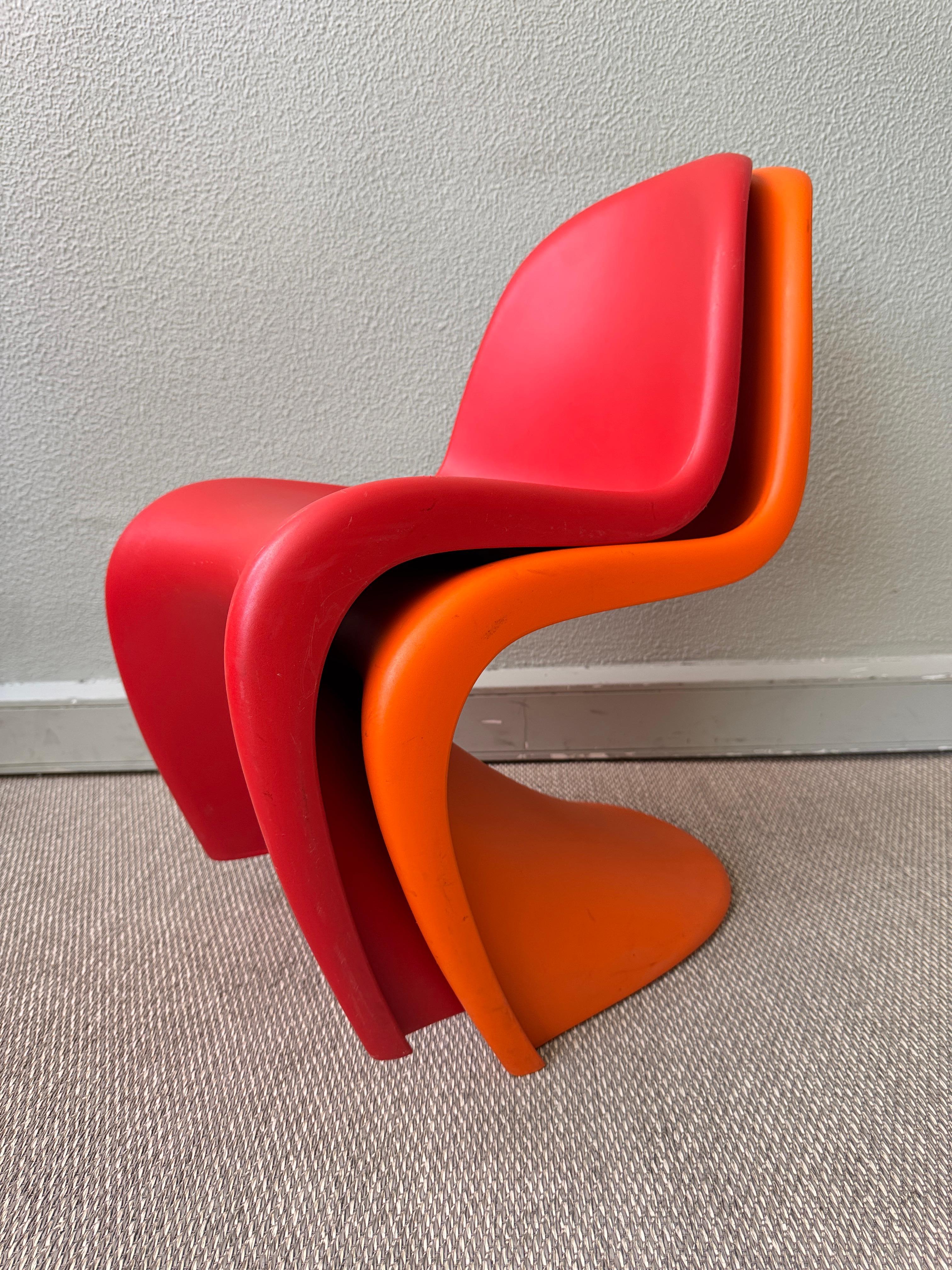 Coppia di sedie Vitra Verner Panton S Junior in plastica rossa e arancione, design anni '60 in vendita 13
