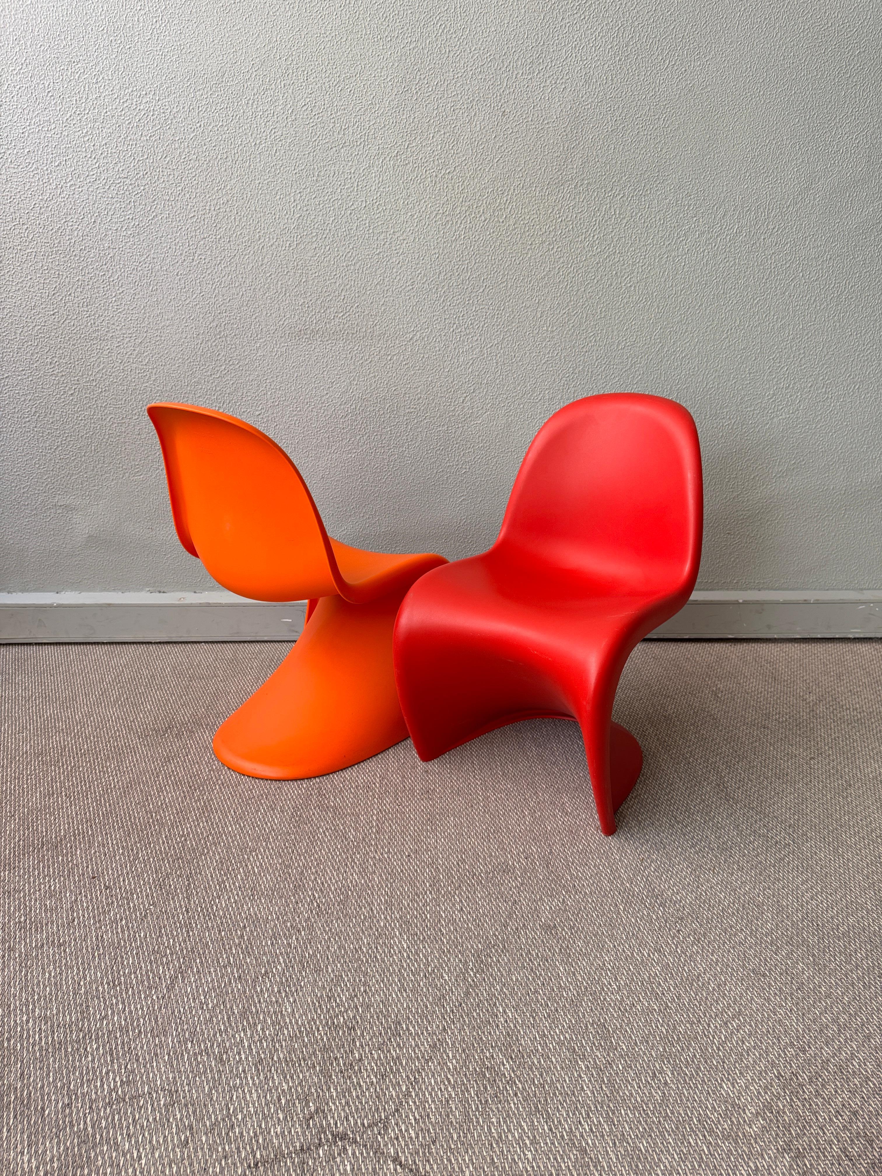 Tedesco Coppia di sedie Vitra Verner Panton S Junior in plastica rossa e arancione, design anni '60 in vendita