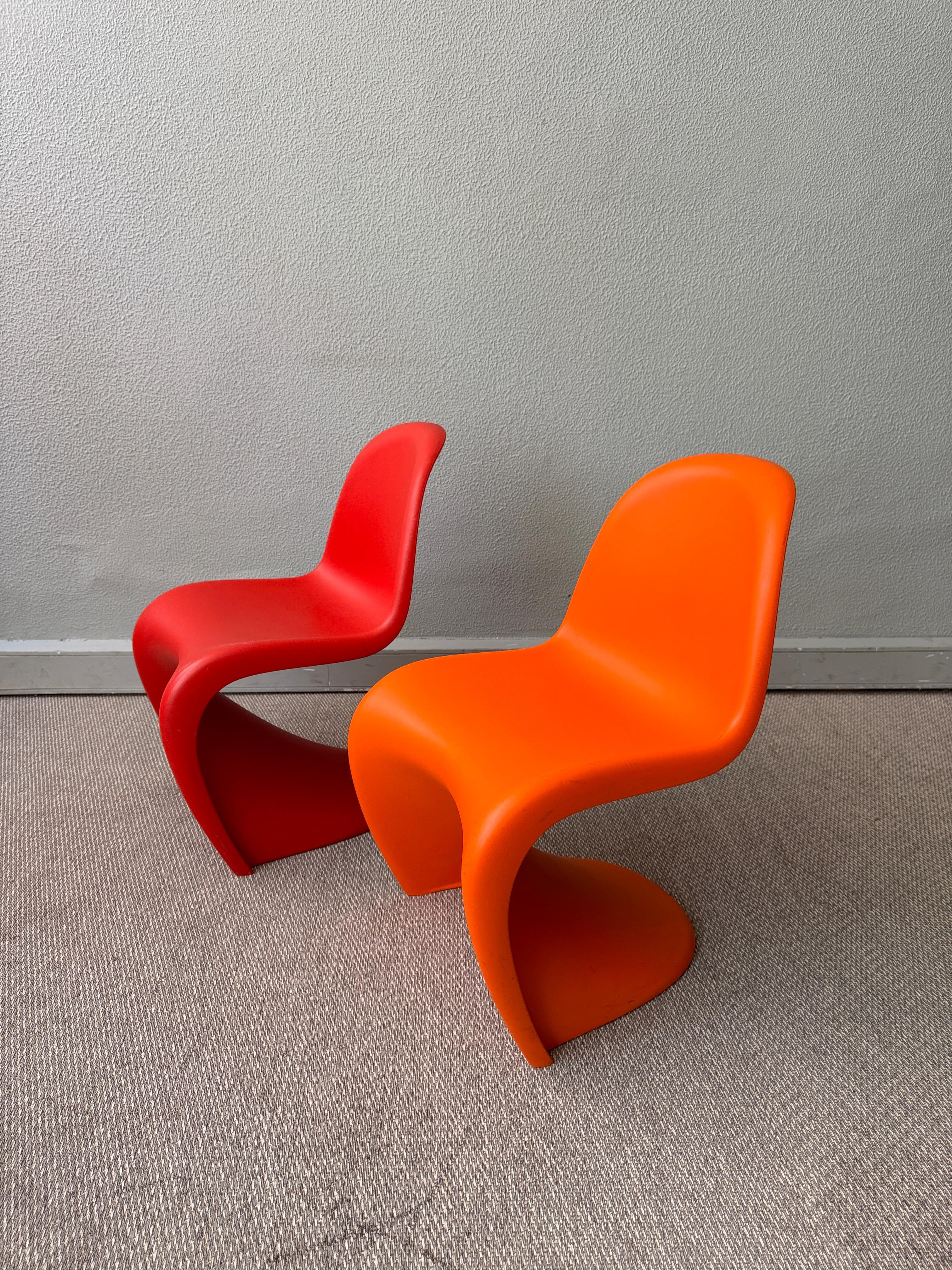 Coppia di sedie Vitra Verner Panton S Junior in plastica rossa e arancione, design anni '60 In condizioni buone in vendita a Lisboa, PT