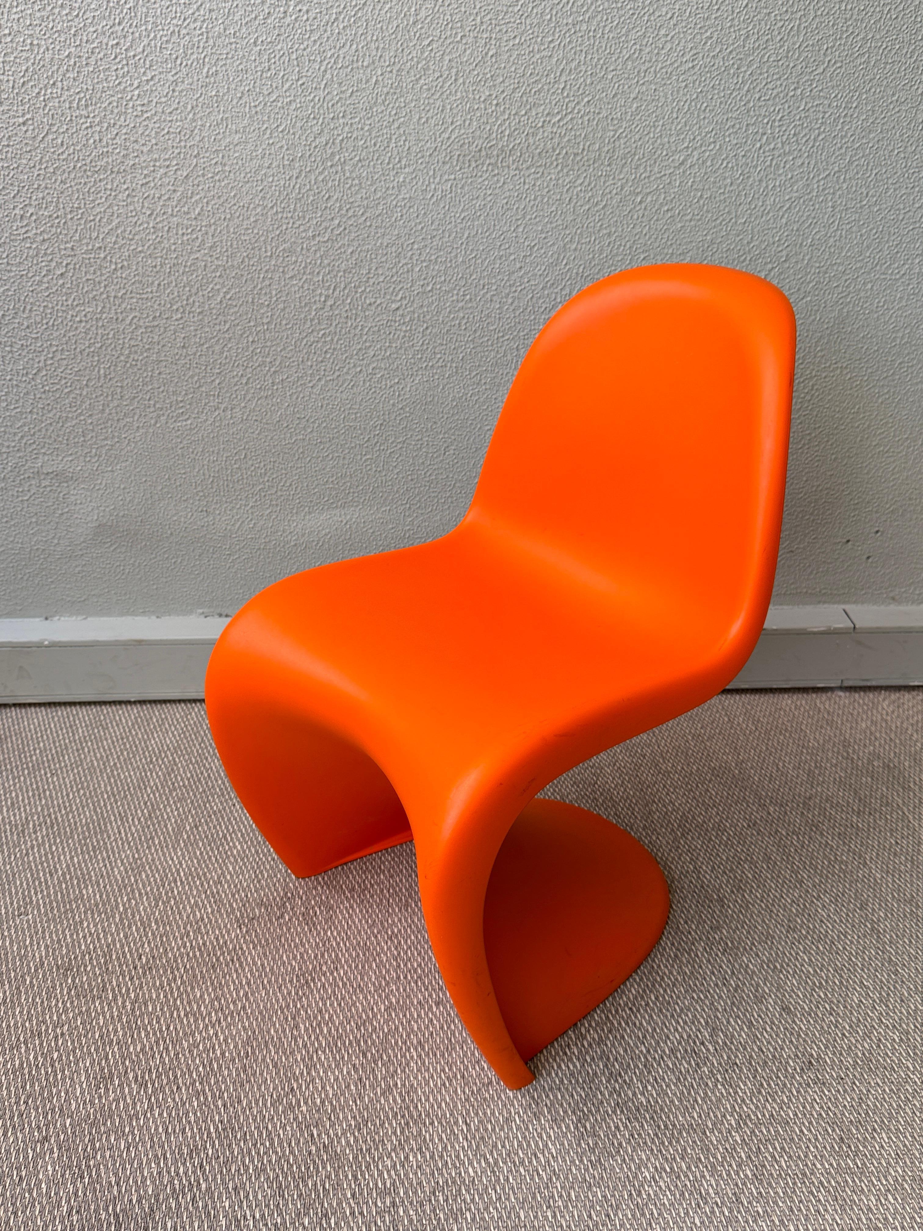 Metà XX secolo Coppia di sedie Vitra Verner Panton S Junior in plastica rossa e arancione, design anni '60 in vendita