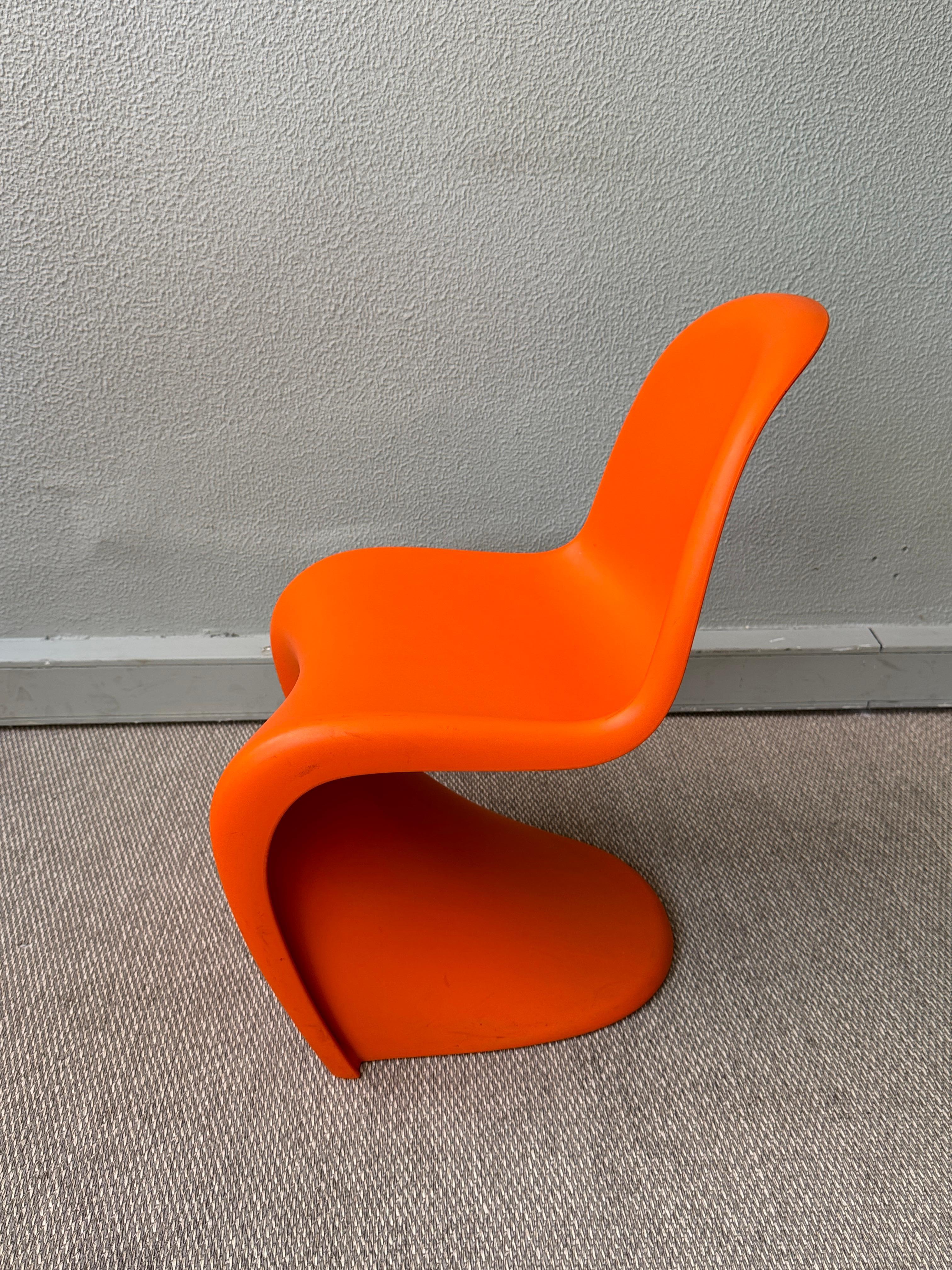 Plastica Coppia di sedie Vitra Verner Panton S Junior in plastica rossa e arancione, design anni '60 in vendita