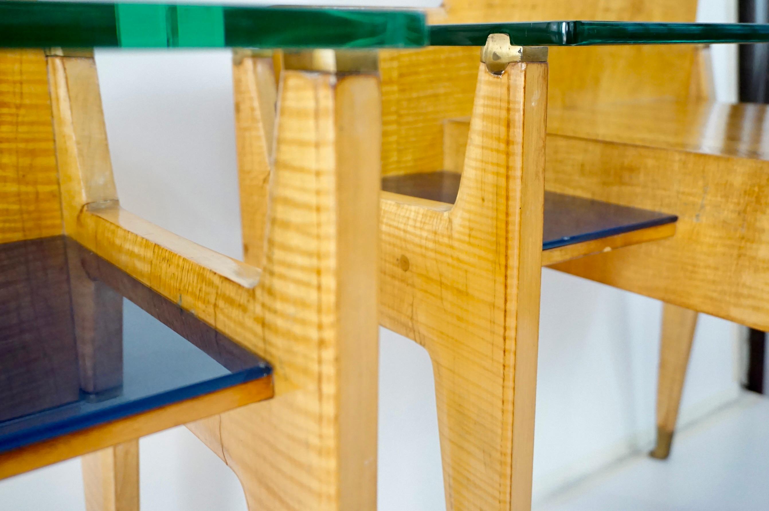 Paire de tables de chevet Vittorio Dassi, placage d'érable, laiton et verre, 1950 en vente 3