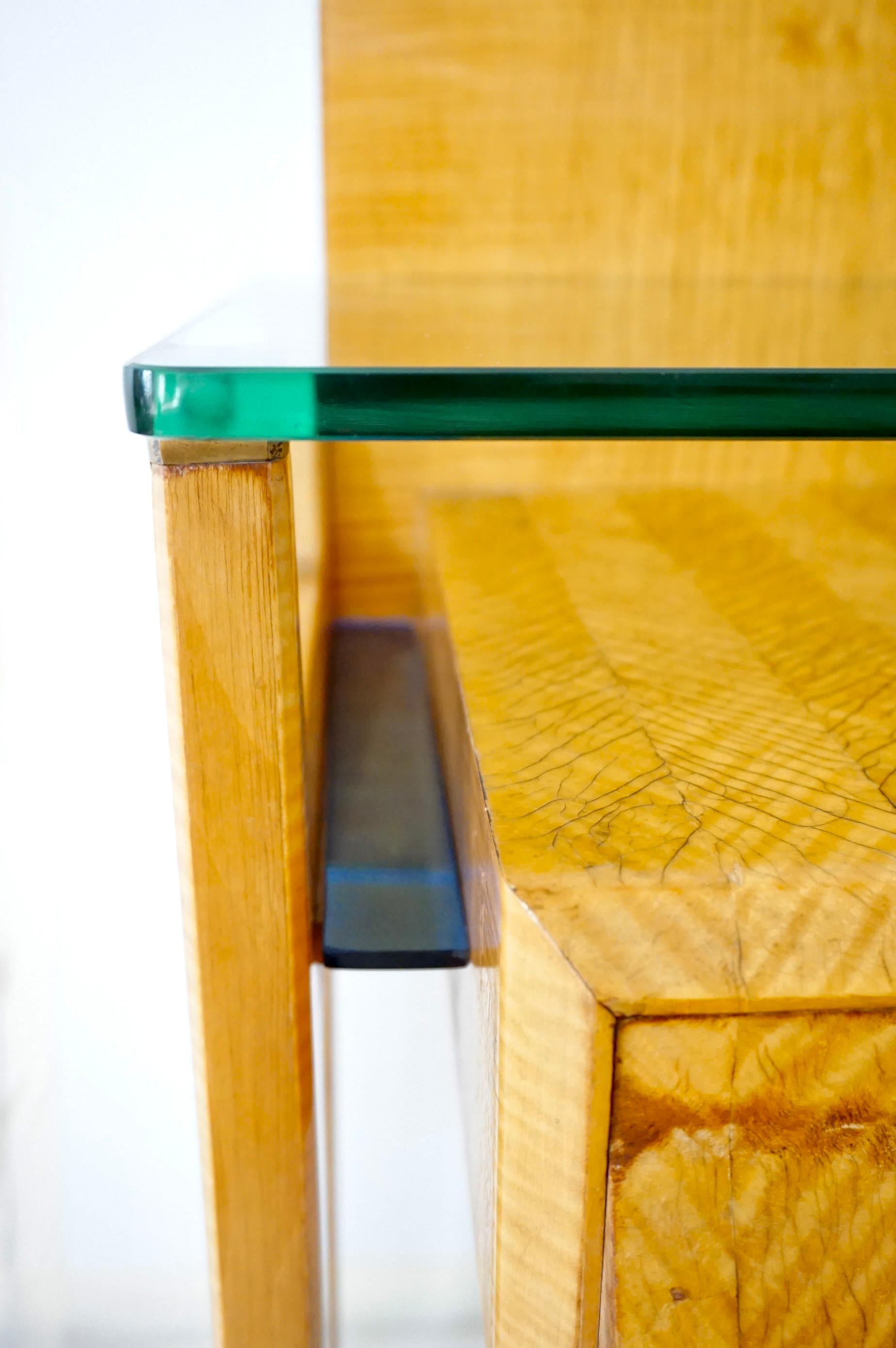 Paire de tables de chevet Vittorio Dassi, placage d'érable, laiton et verre, 1950 en vente 4