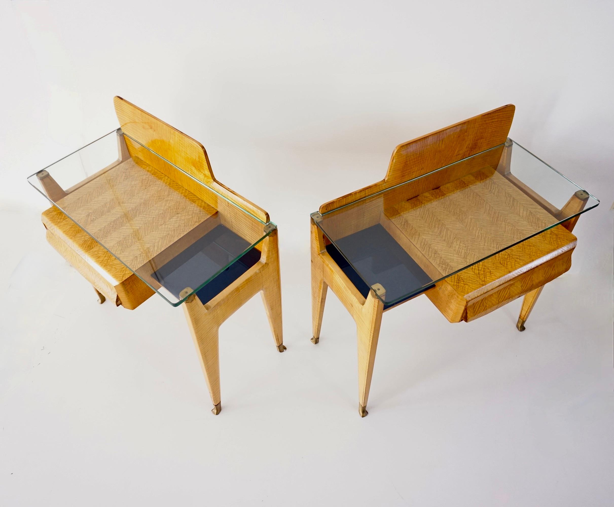 Paire de tables de chevet Vittorio Dassi, placage d'érable, laiton et verre, 1950 en vente 5
