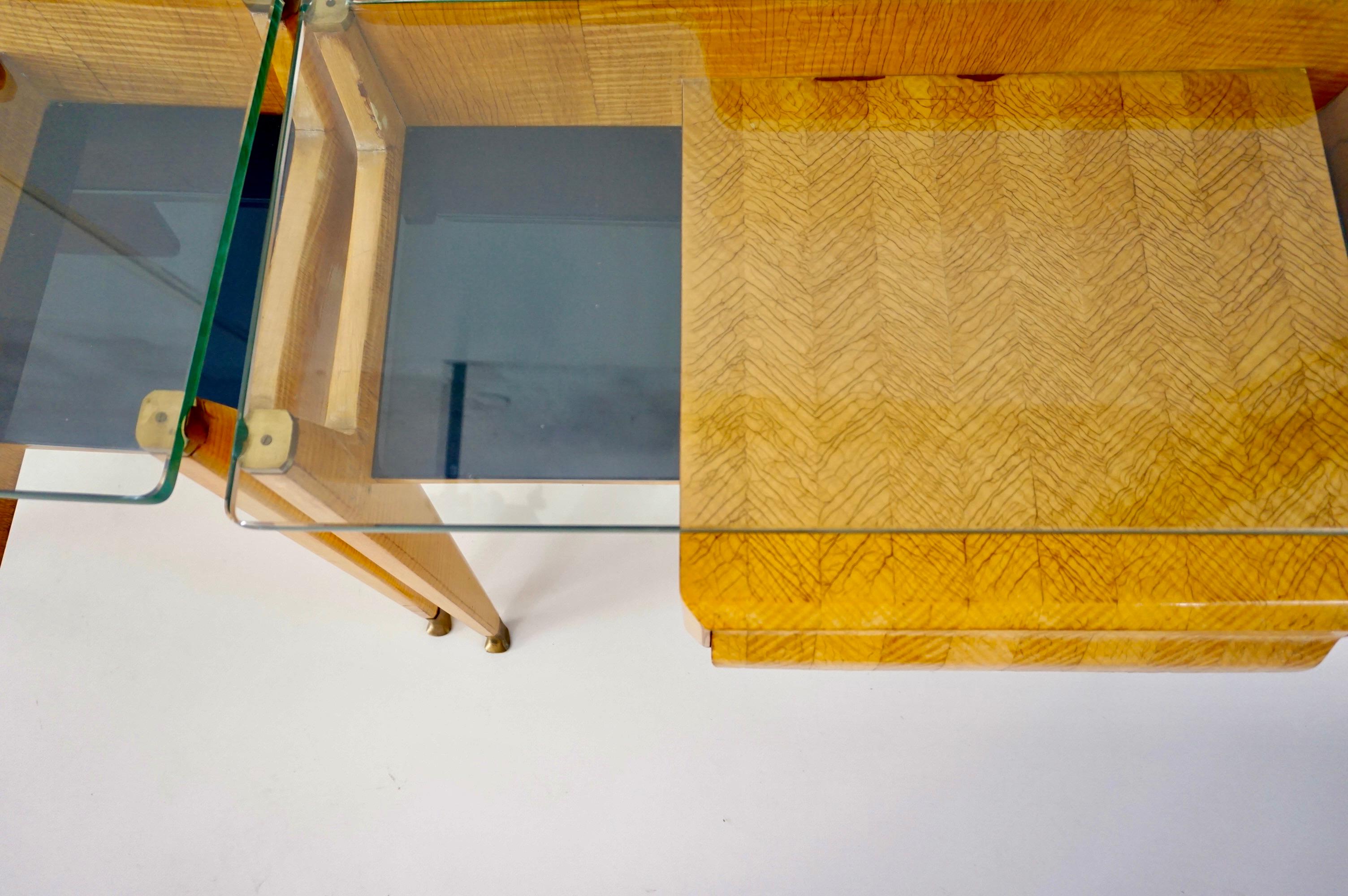 Paire de tables de chevet Vittorio Dassi, placage d'érable, laiton et verre, 1950 en vente 9