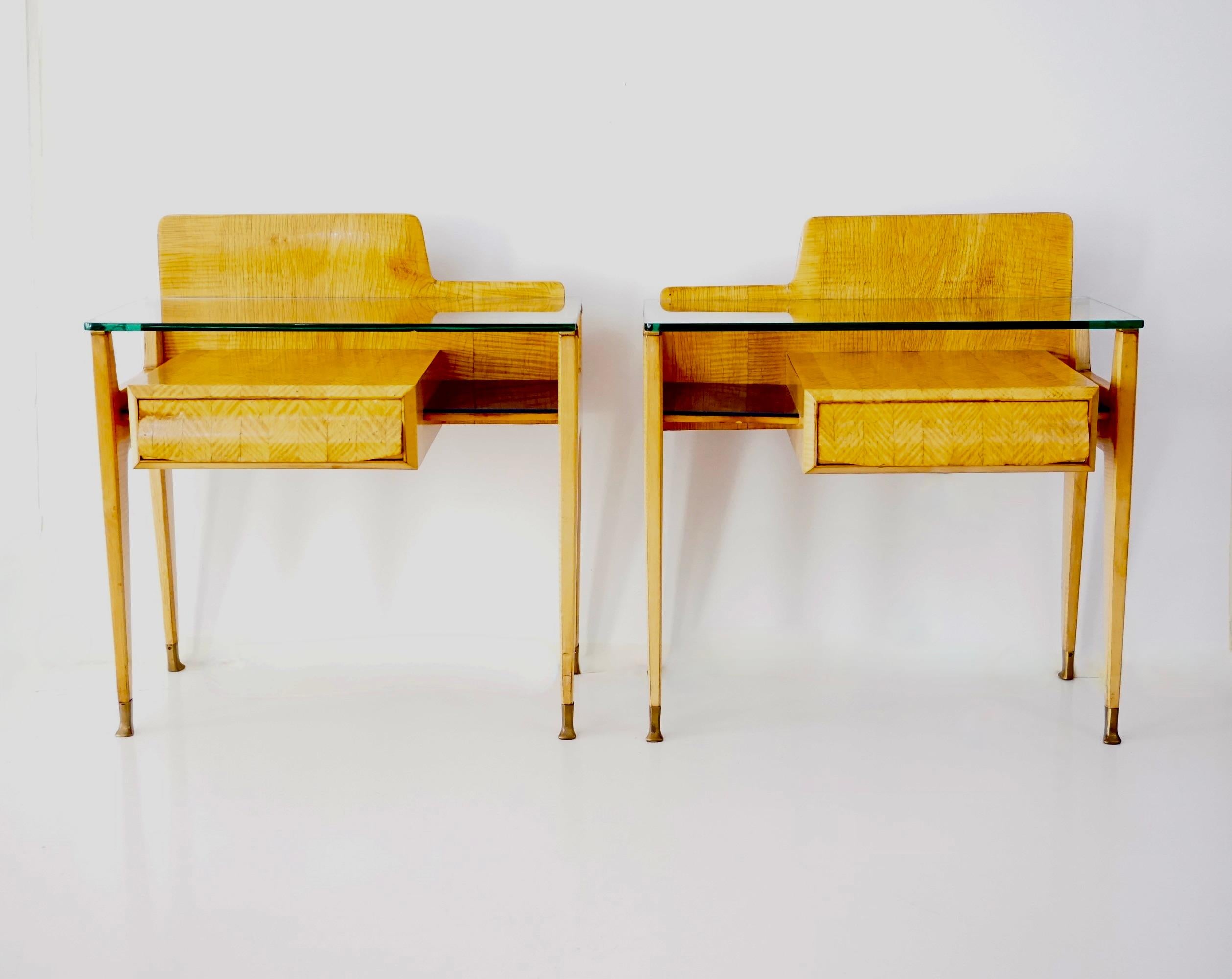 paire de tables de chevet fines et élégantes conçues par Vittorio Dassi 1950
produit par Dassi pour La Permanente, Cantù
Plaqué érable piqué, plateau en verre épais 